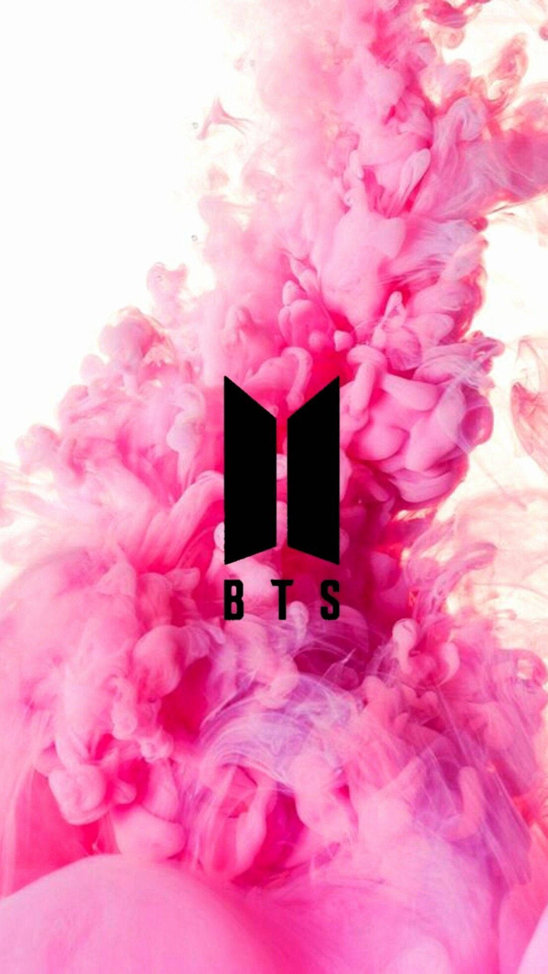 BTS 桌布 壁紙 — 大膽的黑色BTS標誌從旋轉的鮮豔粉紅色墨水中浮現，背景為亮白色。