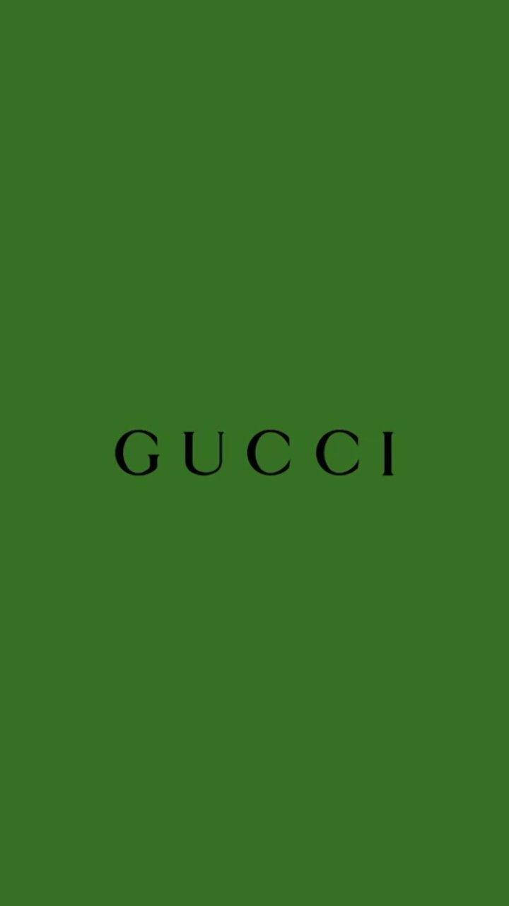 霓虹綠美學 桌布 壁紙 — 大膽的黑色Gucci標誌居中於純橄欖綠背景上。