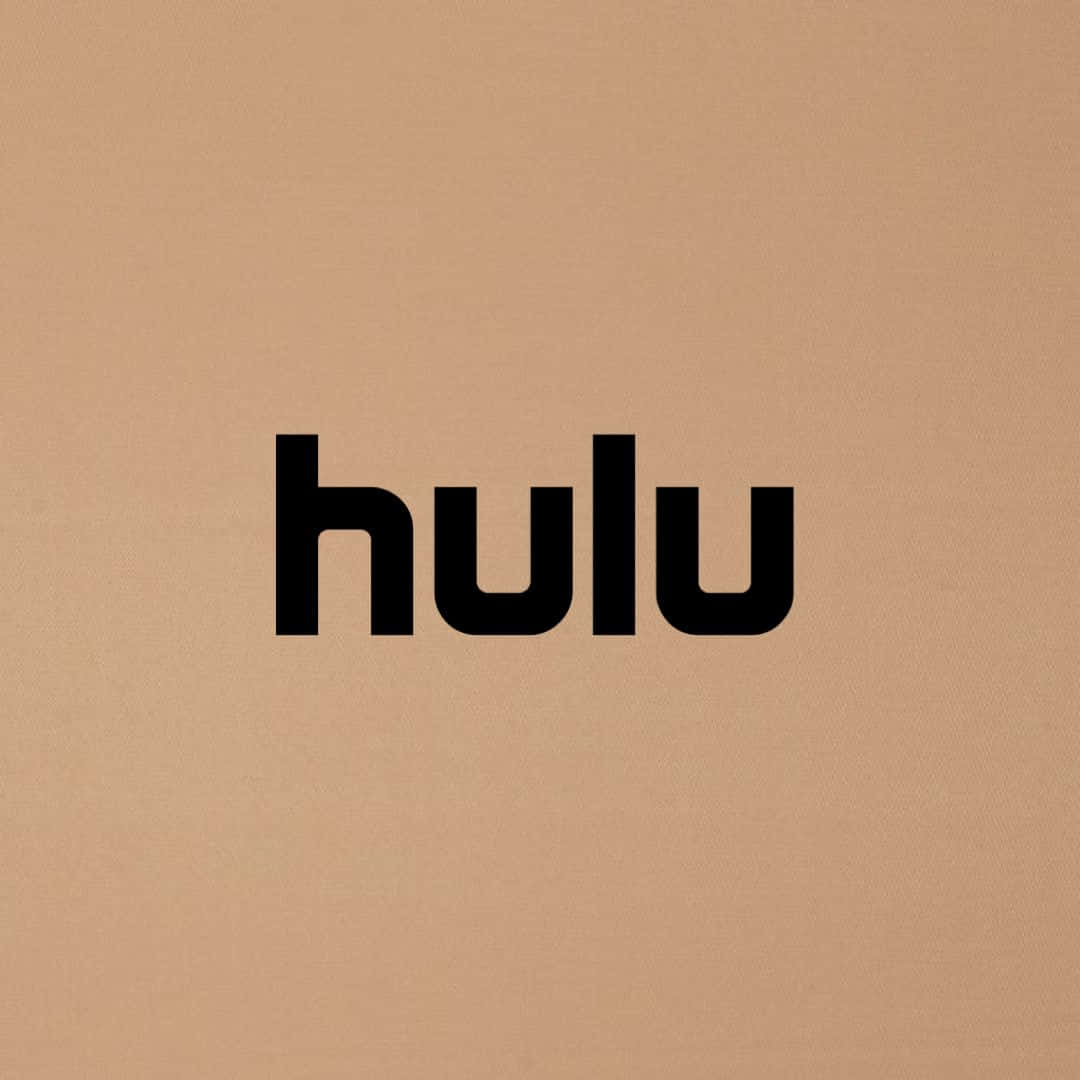 Hulu 桌布 壁紙 — 大膽的黑色Hulu標誌居中於有紋理的米色布料背景上。