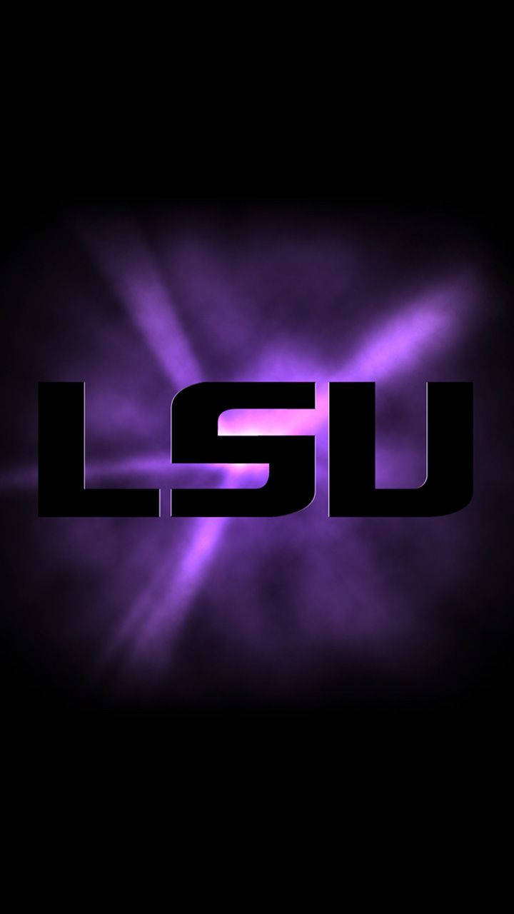 Lsu 桌布 壁紙 — 大膽的黑色LSU字母在黑暗煙霧背景中散發出耀眼的紫色光芒。