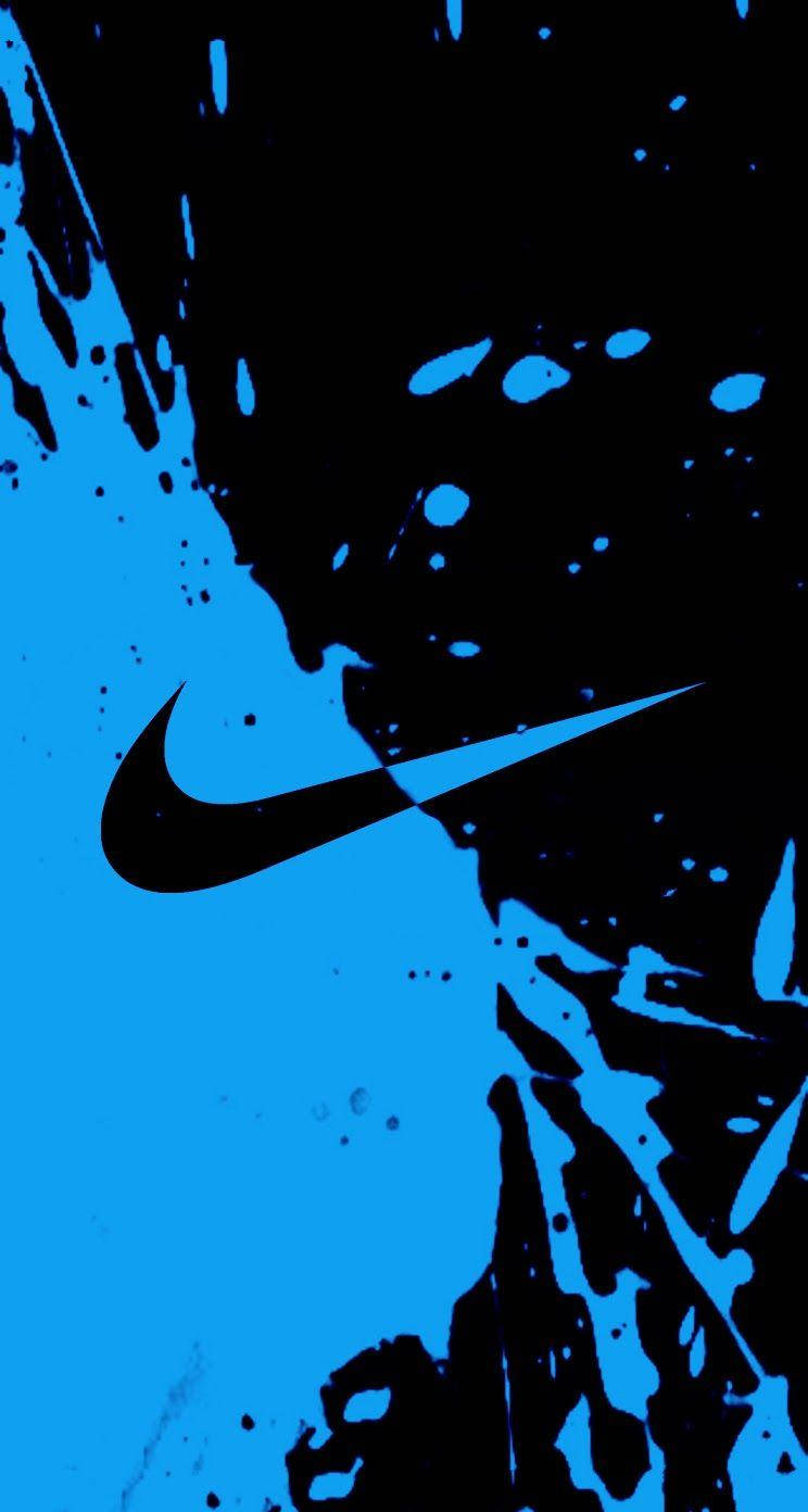 Nike iPhone 桌布 壁紙 — 大膽的黑色Nike勾劃穿過鮮豔的藍色油漆飛濺，在純黑背景上。
