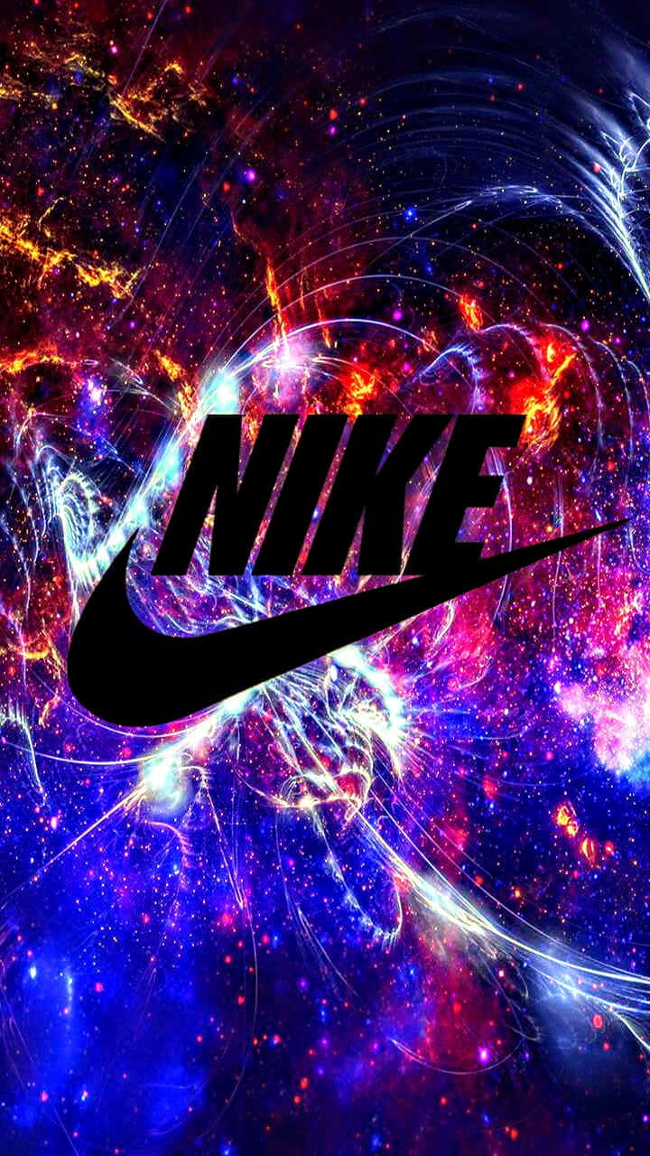 桌布 壁紙 — 大膽的黑色Nike標誌居中，背景是充滿活力的宇宙星雲，帶有旋轉的紫色、藍色和火熱的橙色。