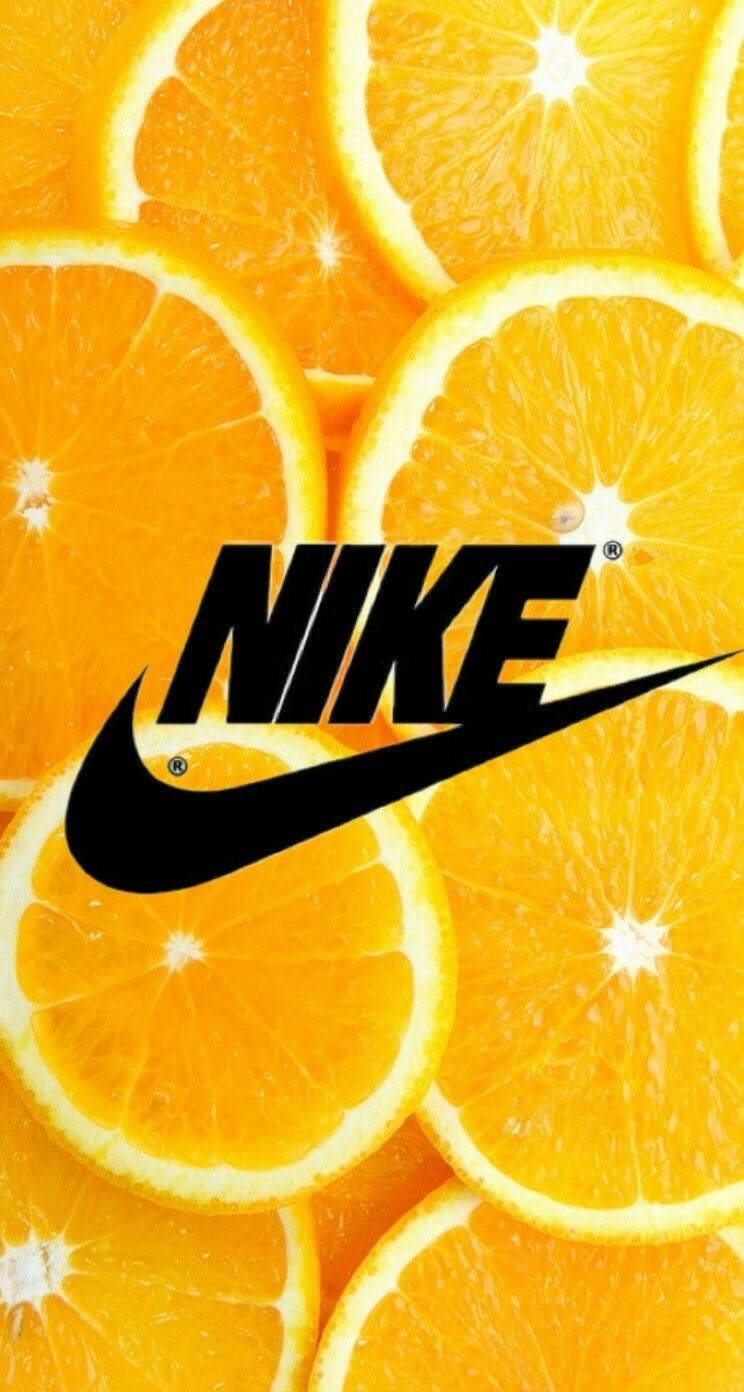 Nike iPhone 桌布 壁紙 — 大膽的黑色Nike標誌居中於充滿活力的橙色柑橘切片上，帶有多汁的果肉和明亮的果皮。