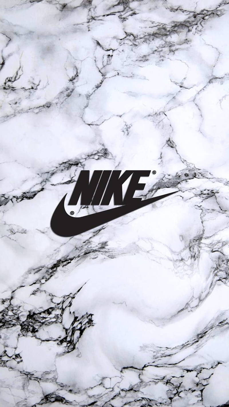 Swoosh 桌布 壁紙 — 大膽的黑色Nike標誌居中於帶有漩渦自然圖案的白灰大理石背景上。