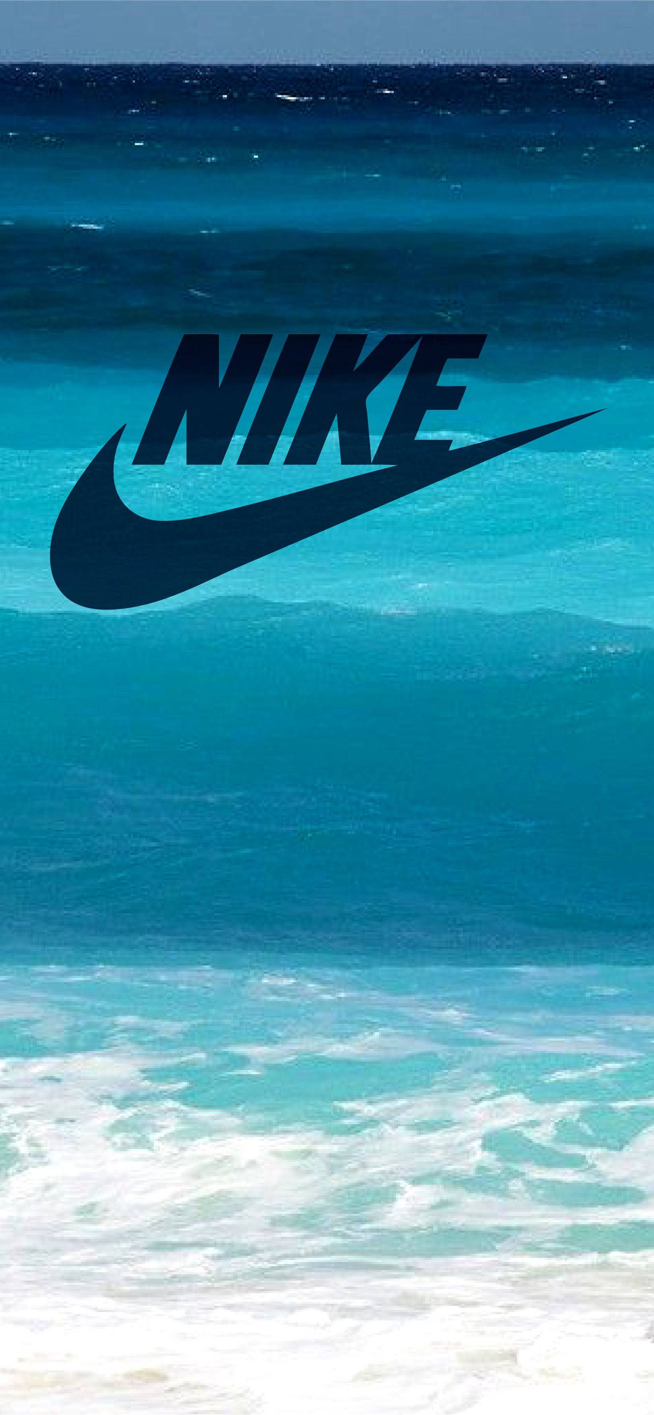 Nike iPhone 桌布 壁紙 — 大膽的黑色Nike標誌漂浮在充滿活力的綠松石色海浪上，海浪拍打著白色的泡沫海岸。