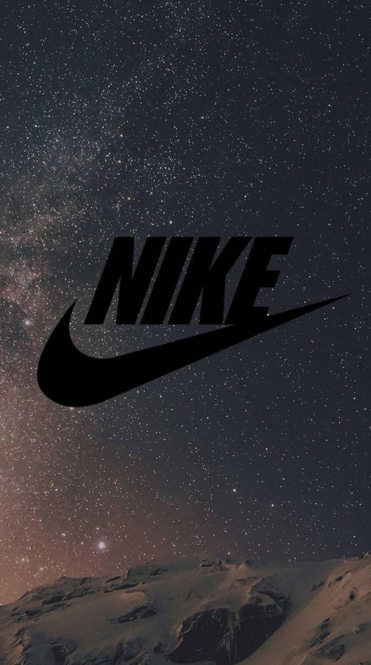 Nike 桌布 壁紙 — 大膽的黑色Nike標誌漂浮在星空之上，下方是積雪的山峰。