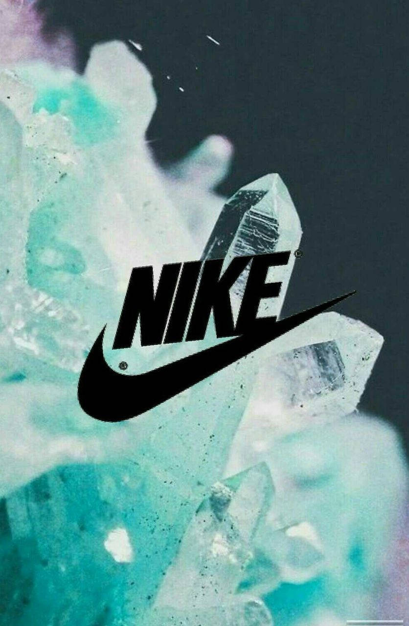 Nike 桌布 壁紙 — 大膽的黑色Nike標誌疊加在半透明的藍綠色水晶上，背景為深色漸變。