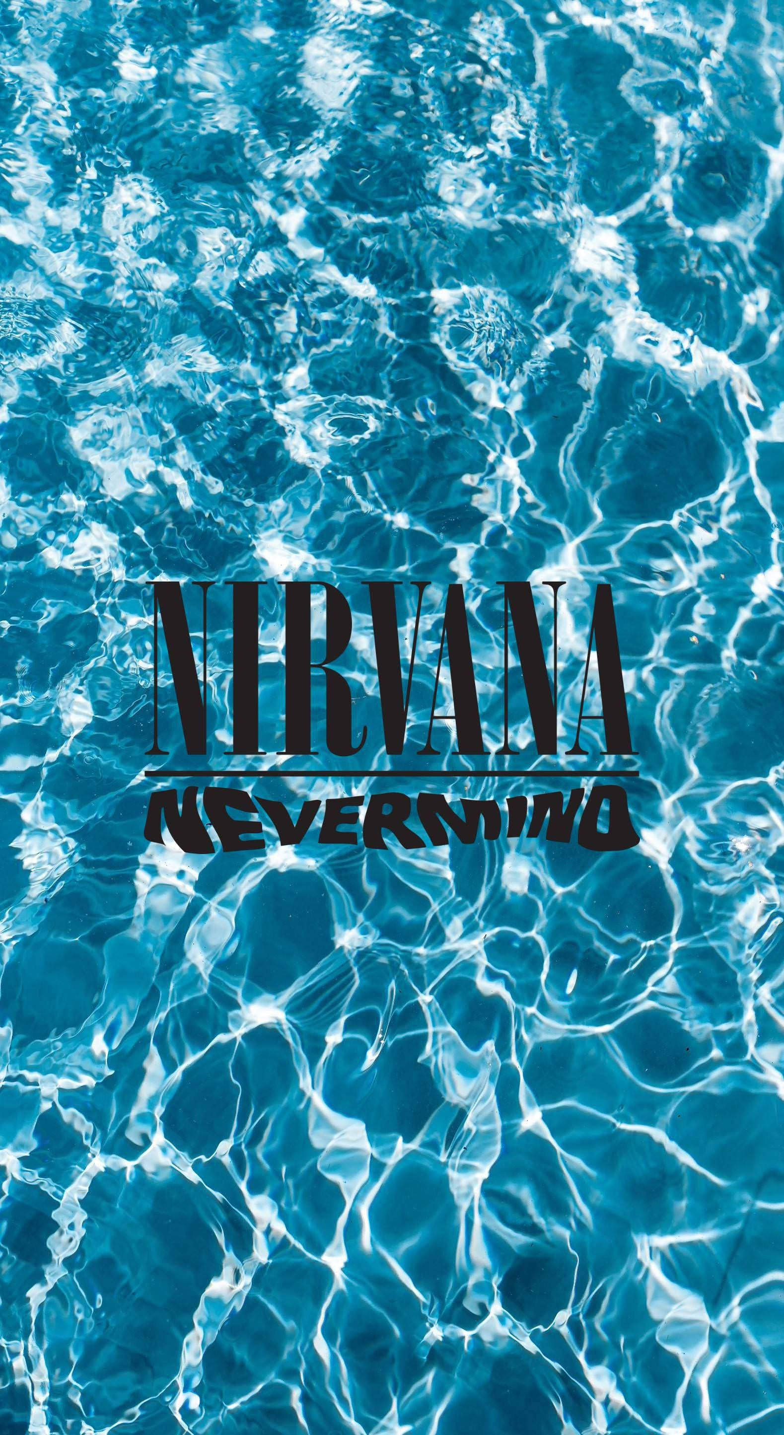nirvana 4K 桌布 壁紙 — 大膽的黑色Nirvana Nevermind文字漂浮在漣漪的藍綠色水面上，帶有明亮的白色光反射。