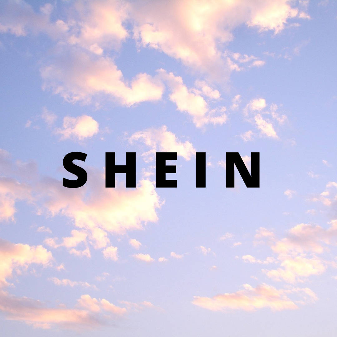 Shein 桌布 壁紙 — 大膽的黑色SHEIN文字疊加在柔和的粉彩天空上，散落的雲朵在日落色調中發光。