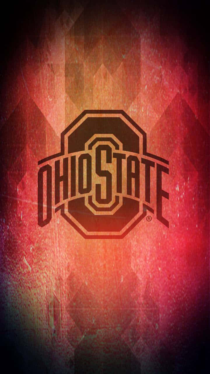 Ohio State Logo 桌布 壁紙 — 大膽的黑色和金色俄亥俄州立大學標誌在帶有紋理的紅色和橙色幾何背景上脫穎而出，帶有暗色暈影。