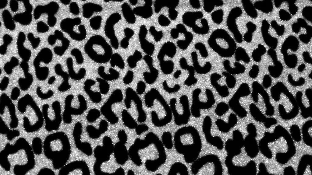 Black And White Animal Print 桌布 壁紙 — 大膽的黑色和銀色閃粉豹紋圖案，帶有閃爍質感。