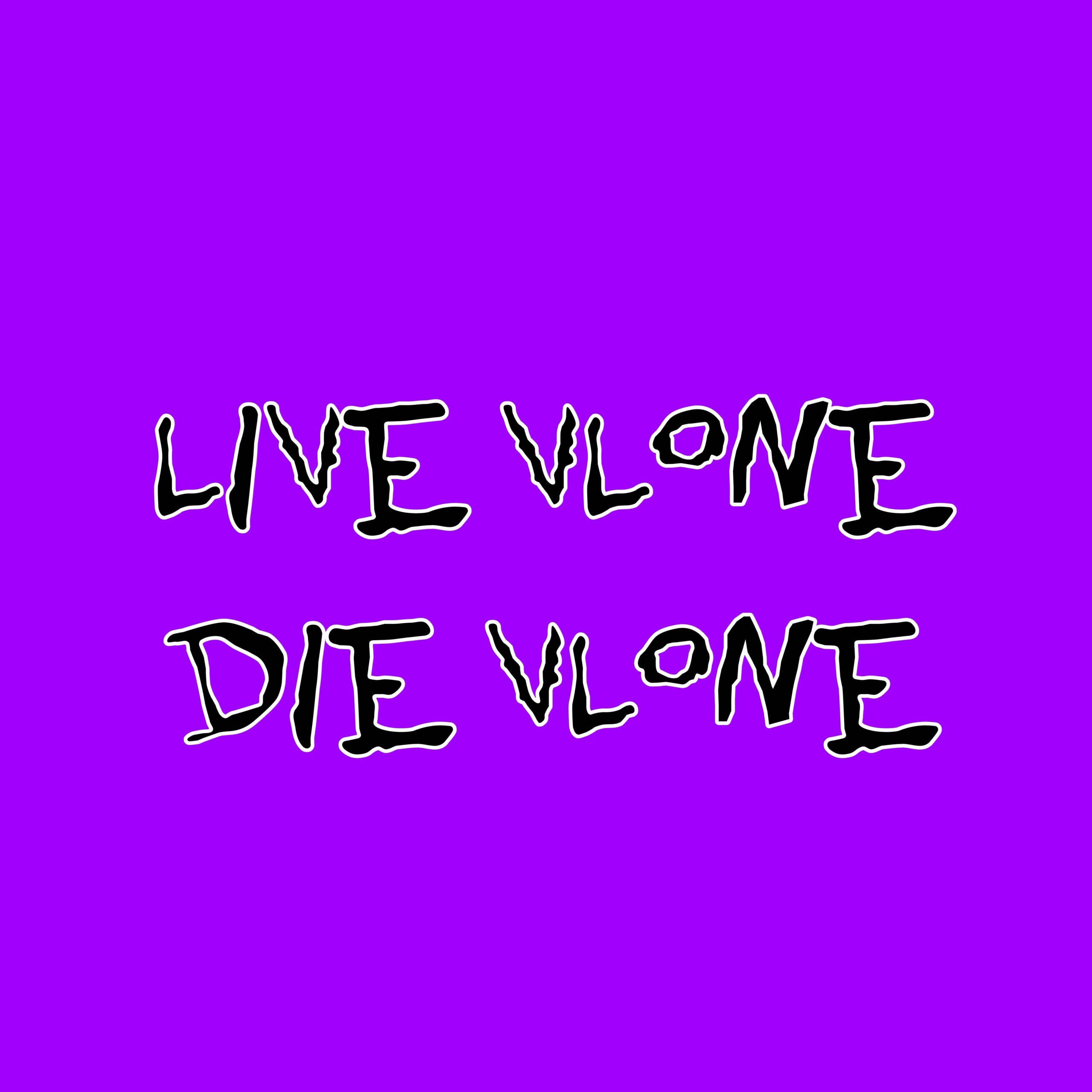 Vlone 桌布 壁紙 — 大膽的黑色塗鴉風格文字「LIVE VLONE DIE VLONE」印在純色鮮豔紫色背景上。