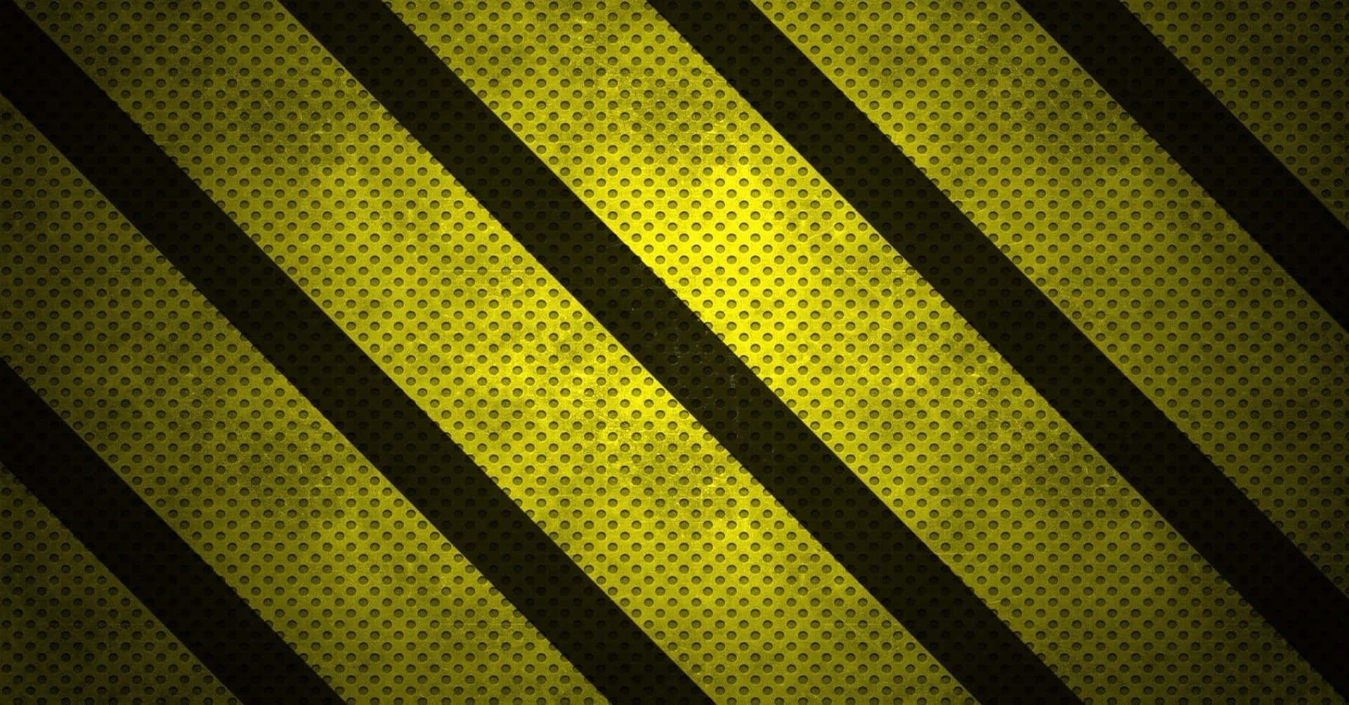 Yellow Striped 桌布 壁紙 — 大膽的黑色對角線條橫跨帶有漸變照明的紋理黃色穿孔金屬表面。