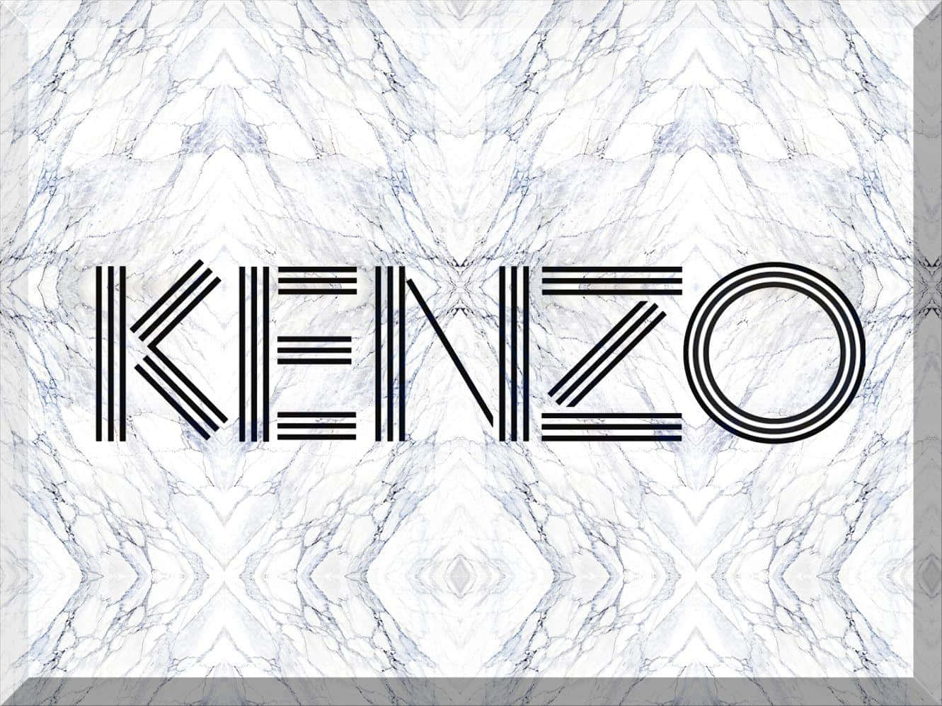 Designer Logo 桌布 壁紙 — 大膽的黑色幾何KENZO標誌居中於帶有對稱圖案的鏡面白灰大理石背景上。