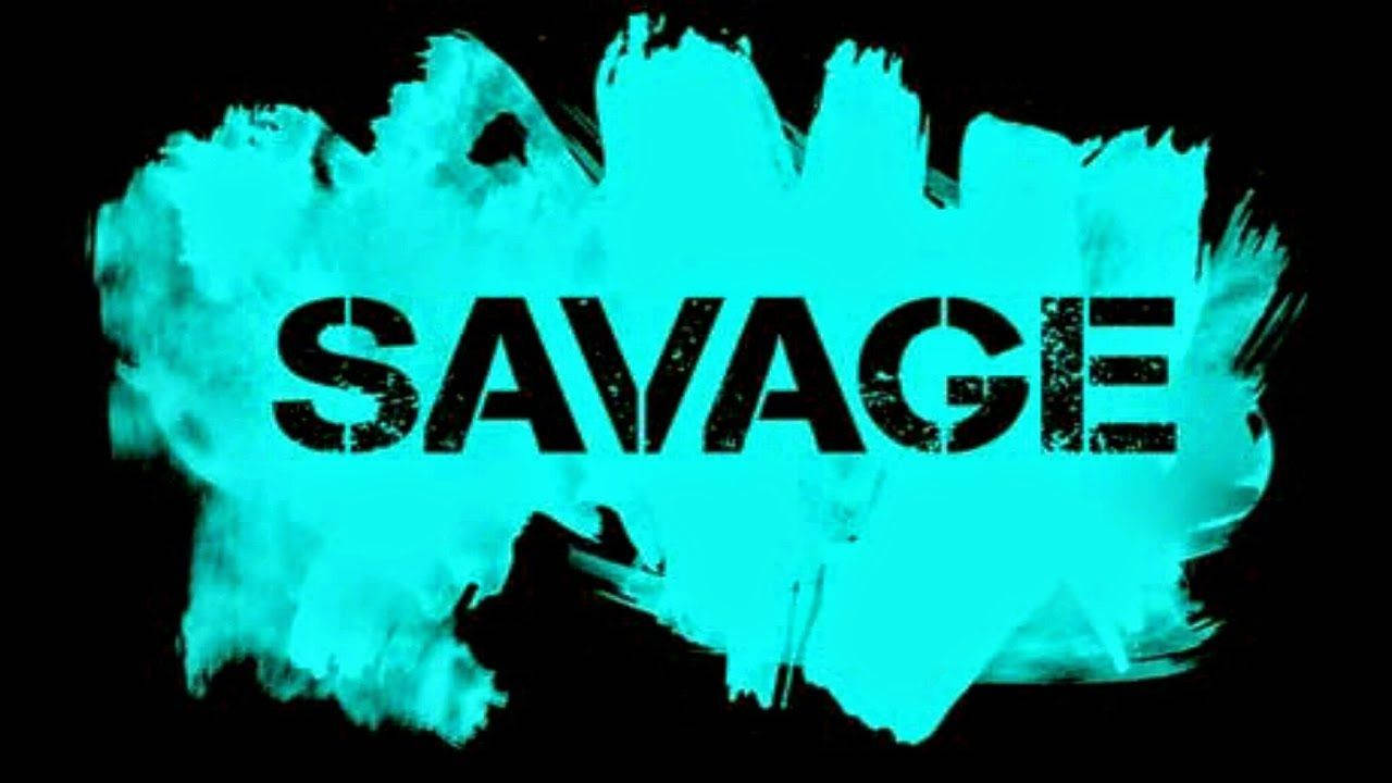 淺藍色 桌布 壁紙 — 大膽的黑色模板字詞 savage 從鮮豔的青色油漆飛濺中浮現，背景為純黑色。