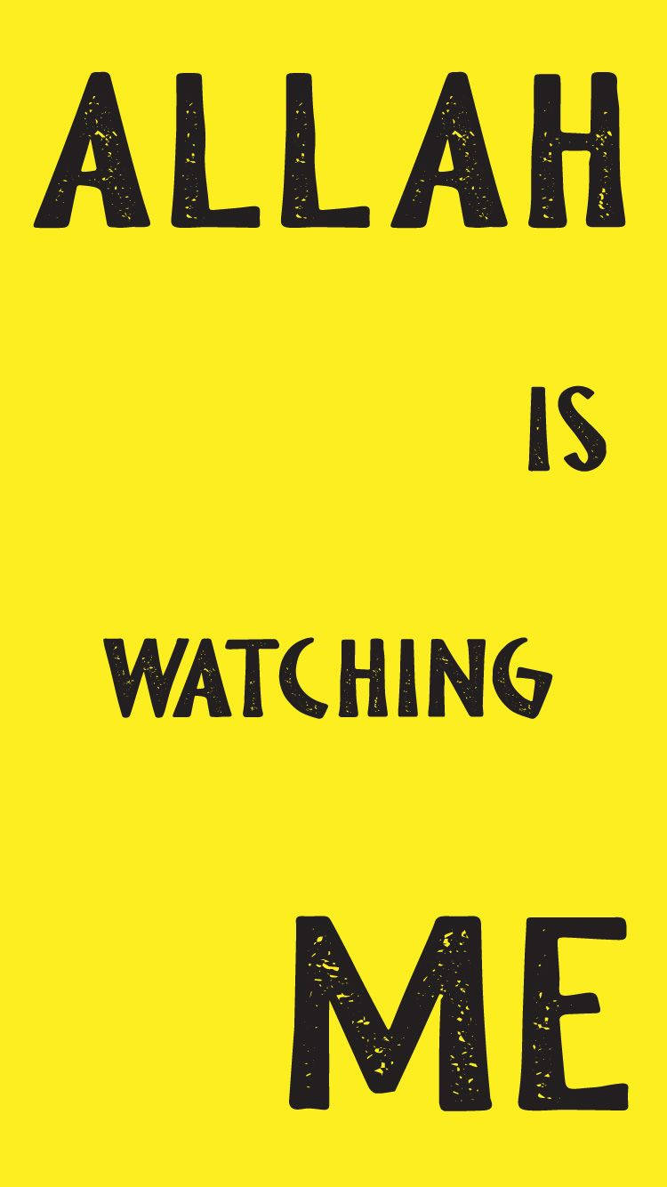 黃色背景上，黑色文字以磨損字體寫著「ALLAH IS WATCHING ME」。