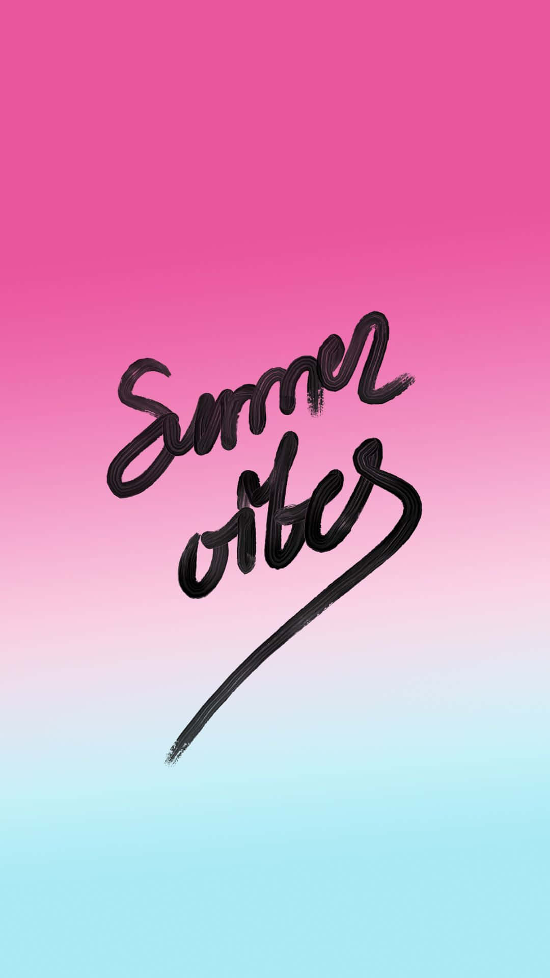 Summer Vibes 桌布 壁紙 — 大膽的黑色筆觸文字「Summer Vibes」漂浮在柔和粉紅到藍色漸變的天空中。