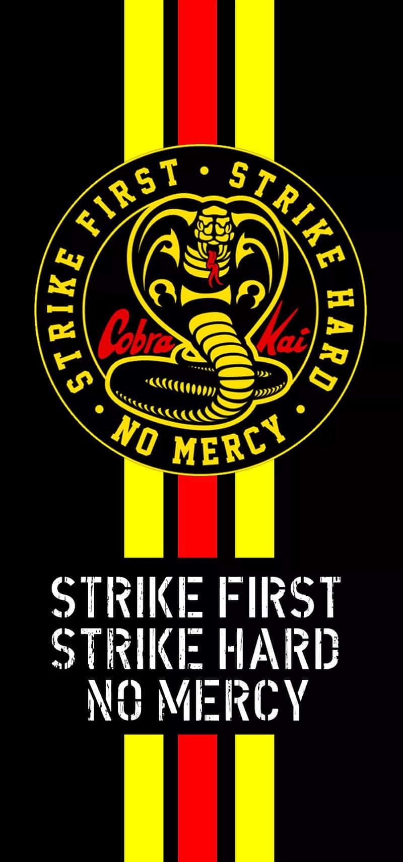 Cobra Kai iPhone Xr 桌布 壁紙 — 大膽的黑色背景上有一個黃色眼鏡蛇標誌，帶有紅色點綴，並以白色文字顯示「strike first strike hard no mercy」這句話。