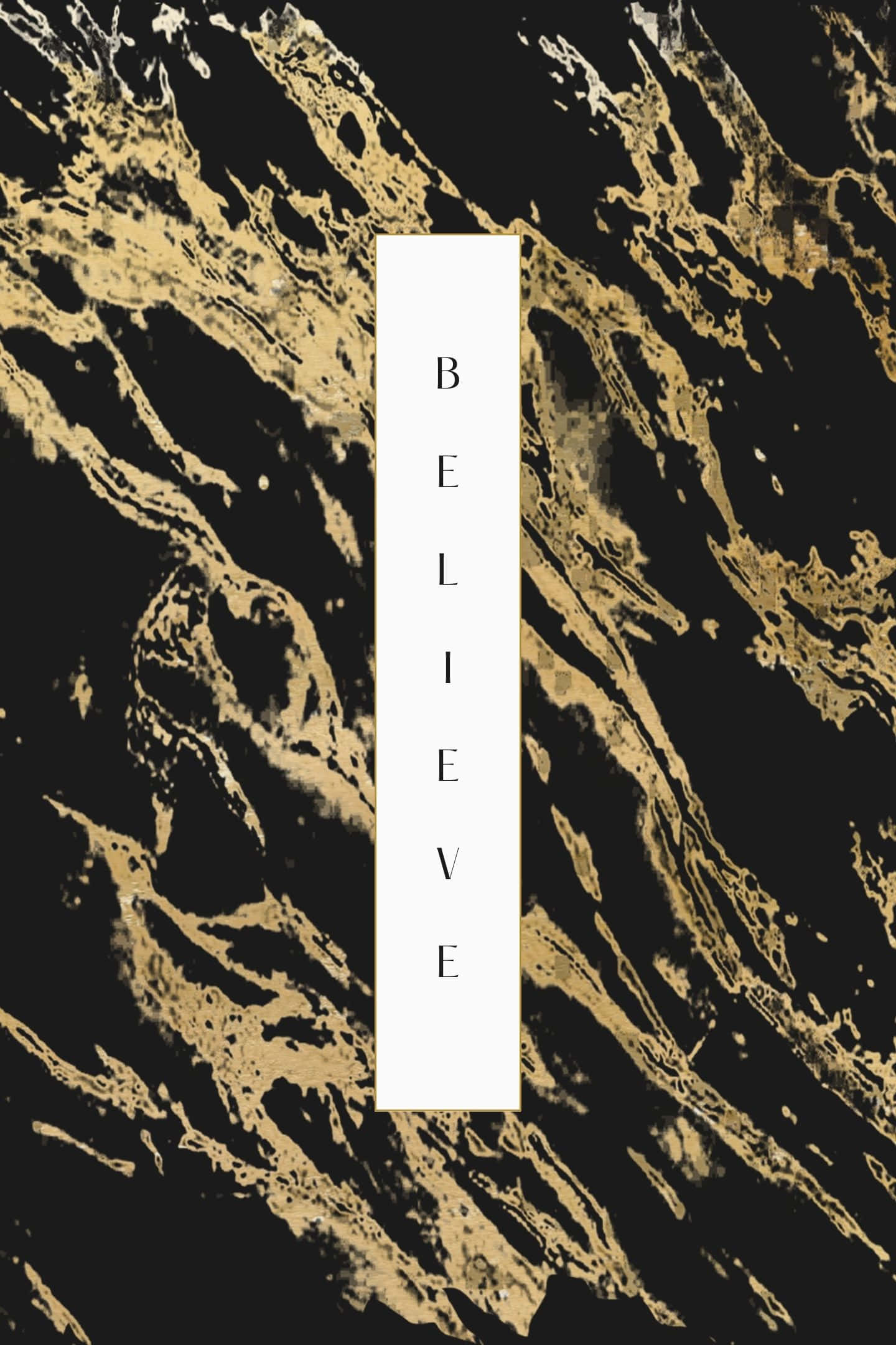 HD Marble 桌布 壁紙 — 大膽的黑金大理石紋理，白色垂直長方形內居中寫著BELIEVE。