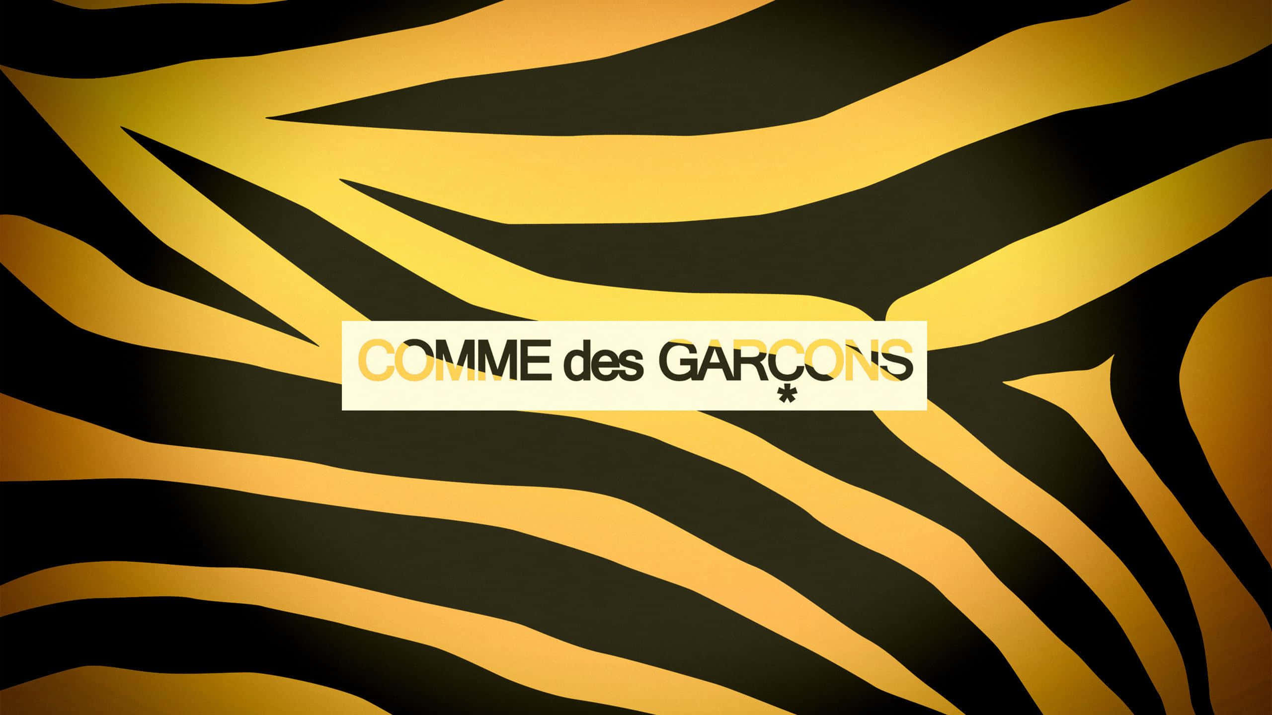cdg 桌布 壁紙 — 大膽的黑金虎紋圖案，中央有Comme des Garçons標誌。