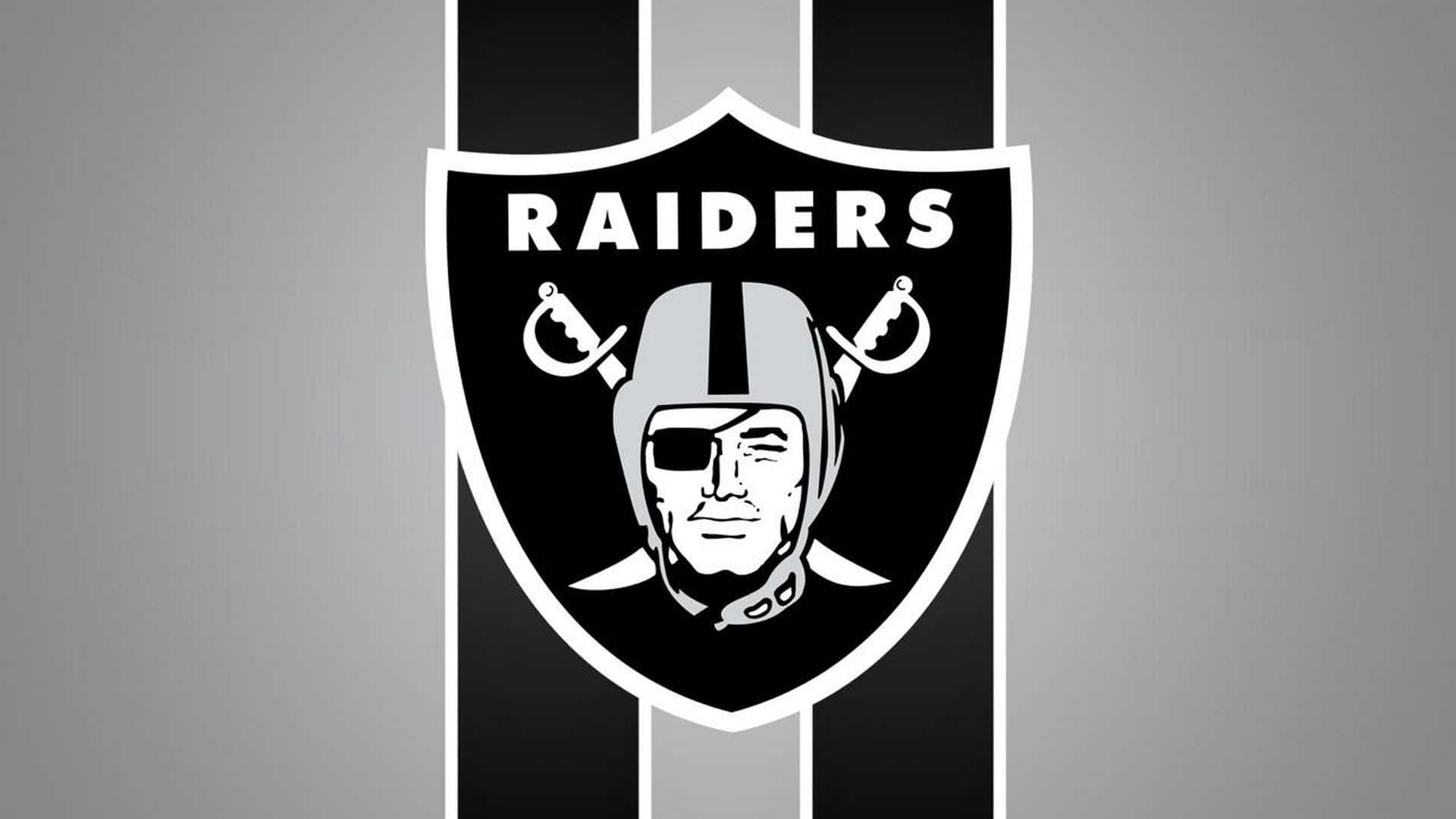 Oakland Raiders 桌布 壁紙 — 大膽的黑銀色 Raiders 標誌，帶有頭盔戰士和交叉劍，背景為漸變灰色。