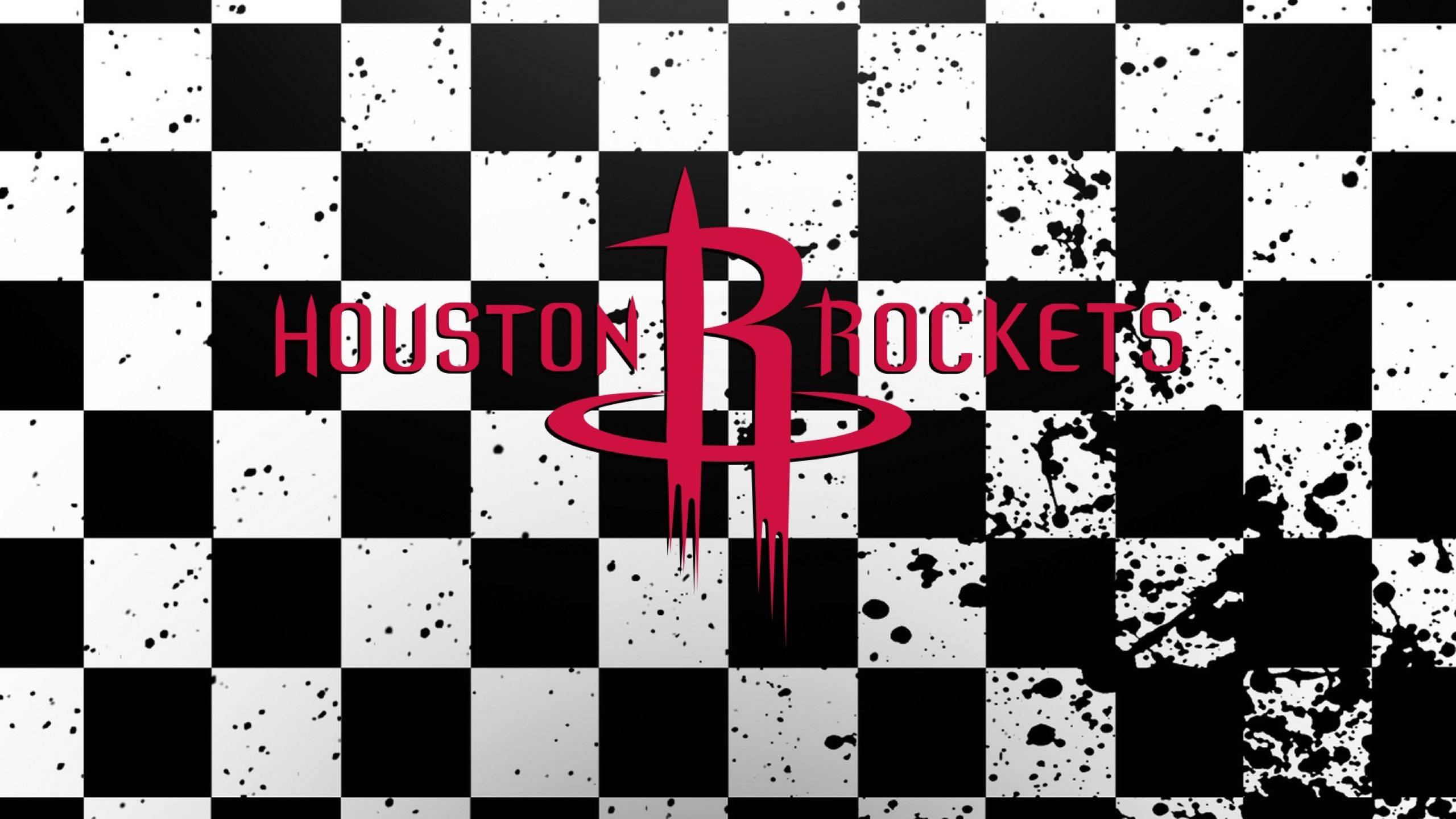 Houston Rockets 桌布 壁紙 — 大膽紅色的休士頓火箭隊標誌在粗糙的黑白格子背景上，帶有油漆潑濺效果，格外突出。