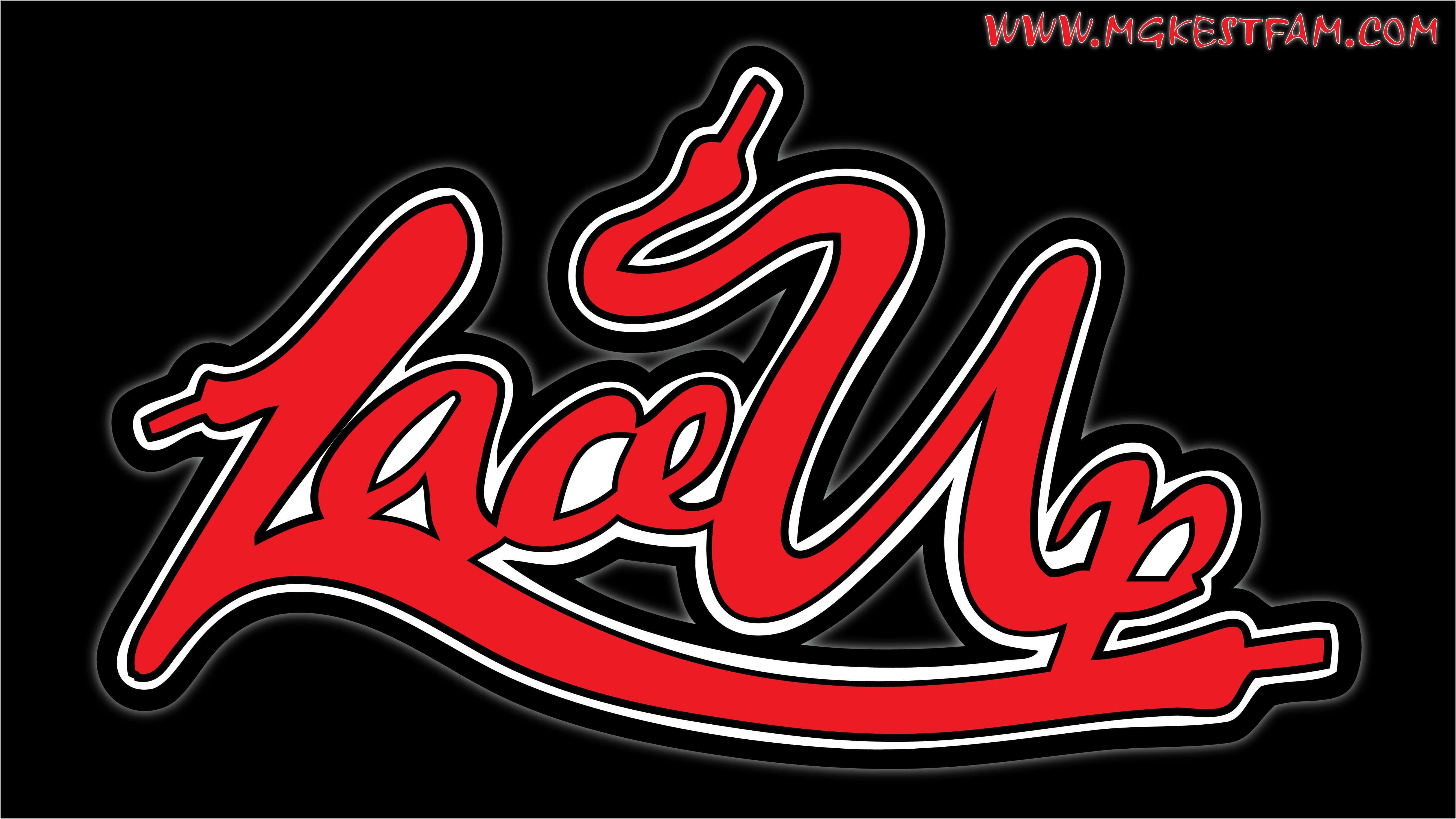 mgk 桌布 壁紙 — 大膽紅色風格文字 'Lace Up'，帶白色輪廓和黑色陰影，置於純黑背景上。