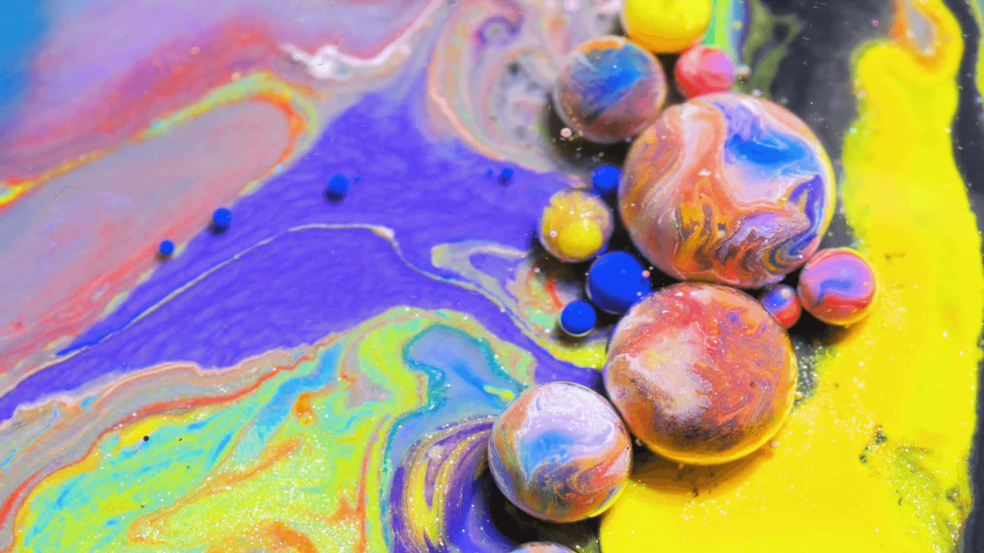 paint 桌布 壁紙 — 大膽色調的鮮豔旋轉顏料形成動態抽象構圖，光澤大理石球體漂浮其上。