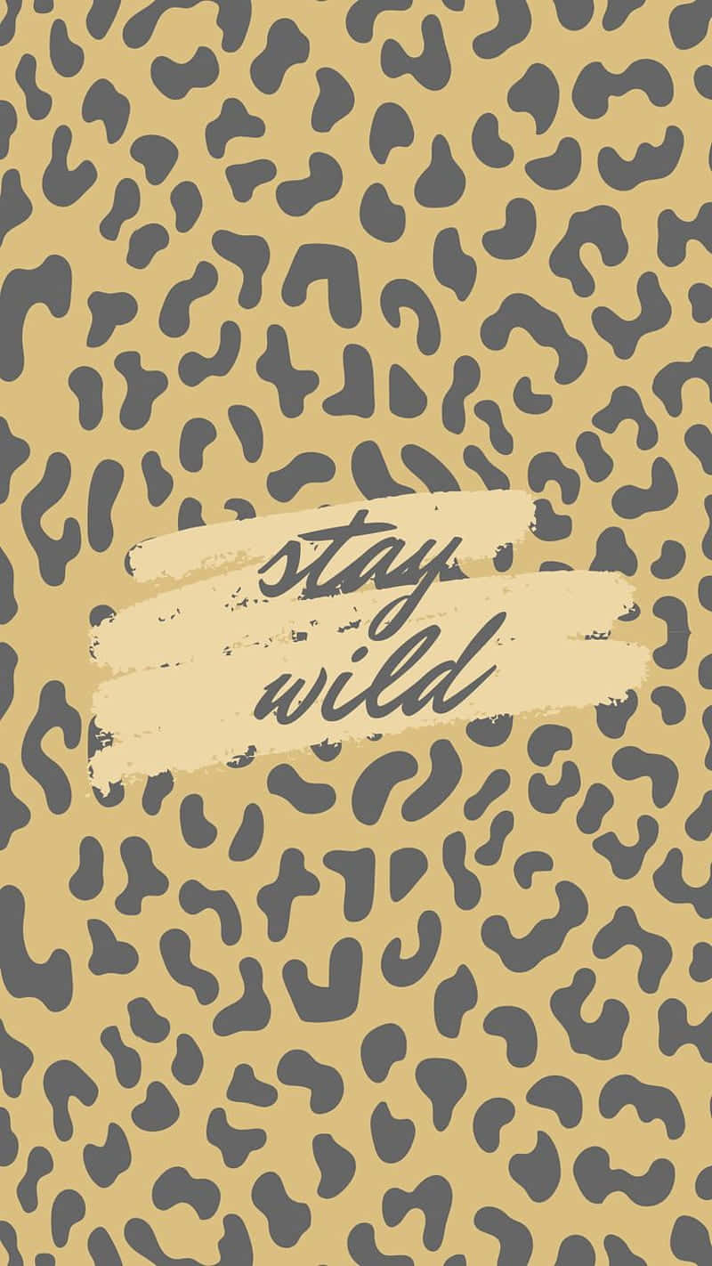 豹紋 桌布 壁紙 — 大膽豹紋壁紙，帶有米色筆觸覆蓋的「stay wild」文字。