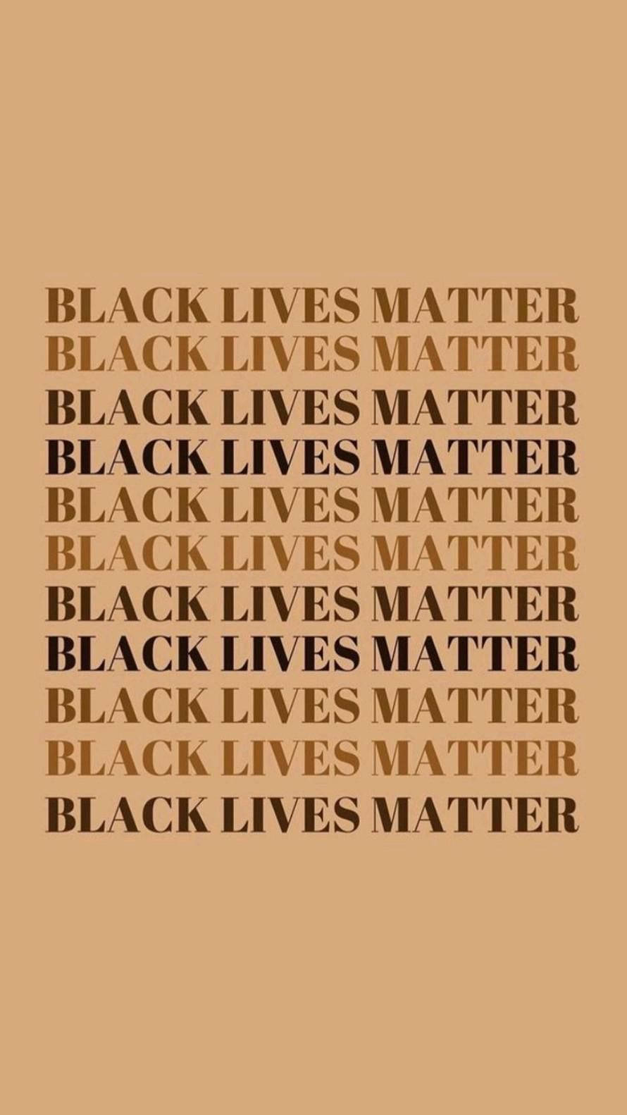 黑色 桌布 壁紙 — 大膽重複的 'BLACK LIVES MATTER' 文字，以不同深棕色調呈現在純色黃褐色背景上。