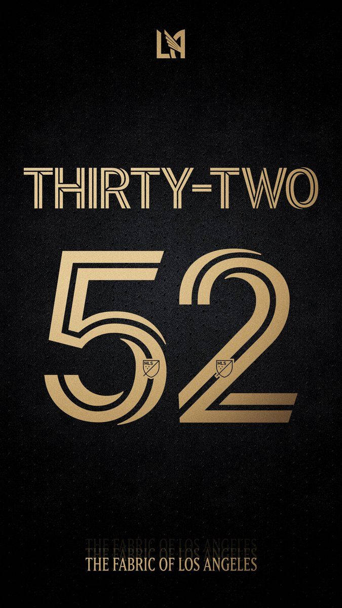 黑色 桌布 壁紙 — 大膽金色數字52，帶有「THIRTY-TWO」文字，位於紋理黑色背景上，附有LA標誌和「THE FABRIC OF LOS ANGELES」標語。