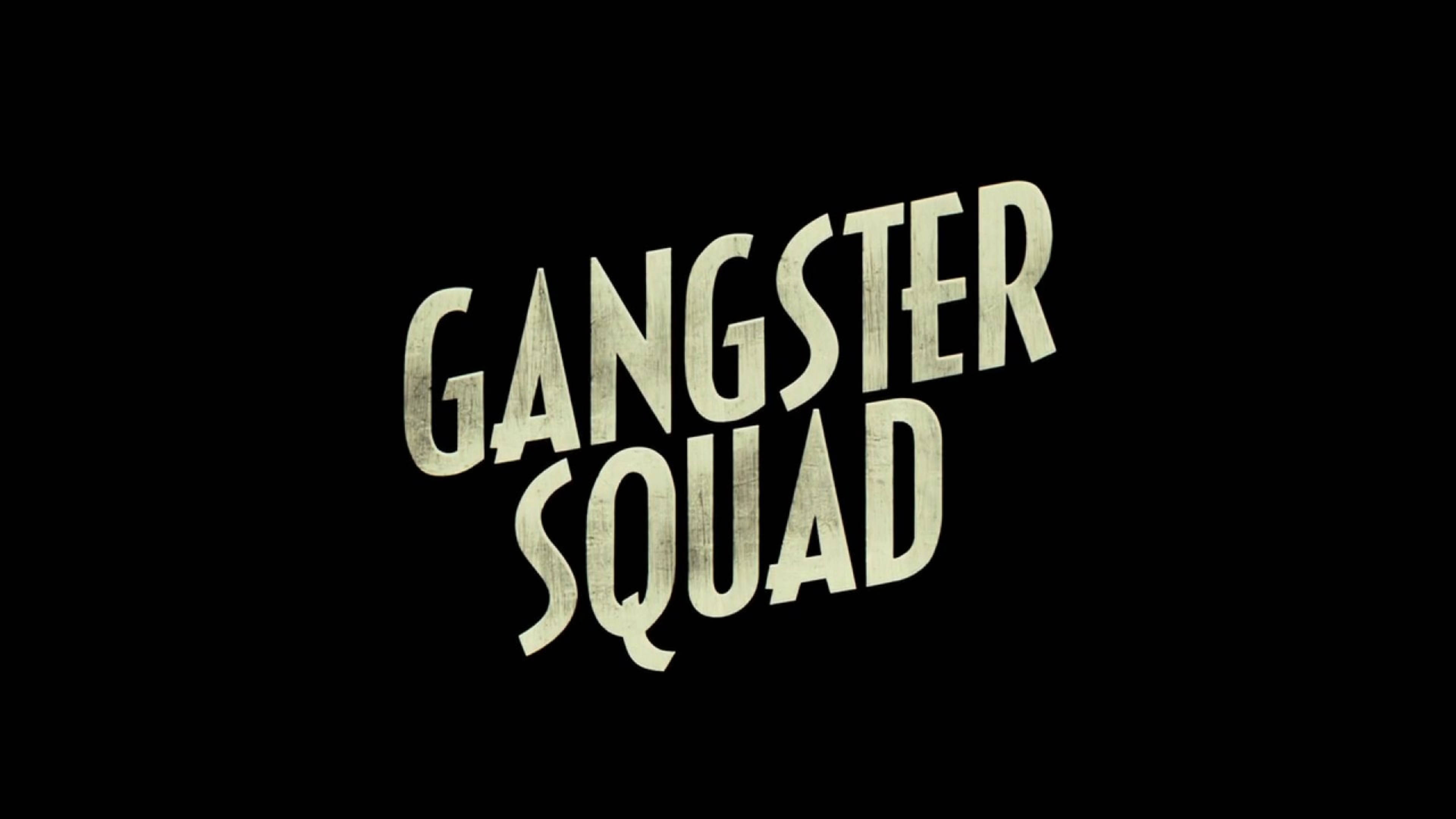 黑幫動圖 桌布 壁紙 — 大膽風化的 Gangster Squad 文字，以奶油色襯托在純黑背景上。