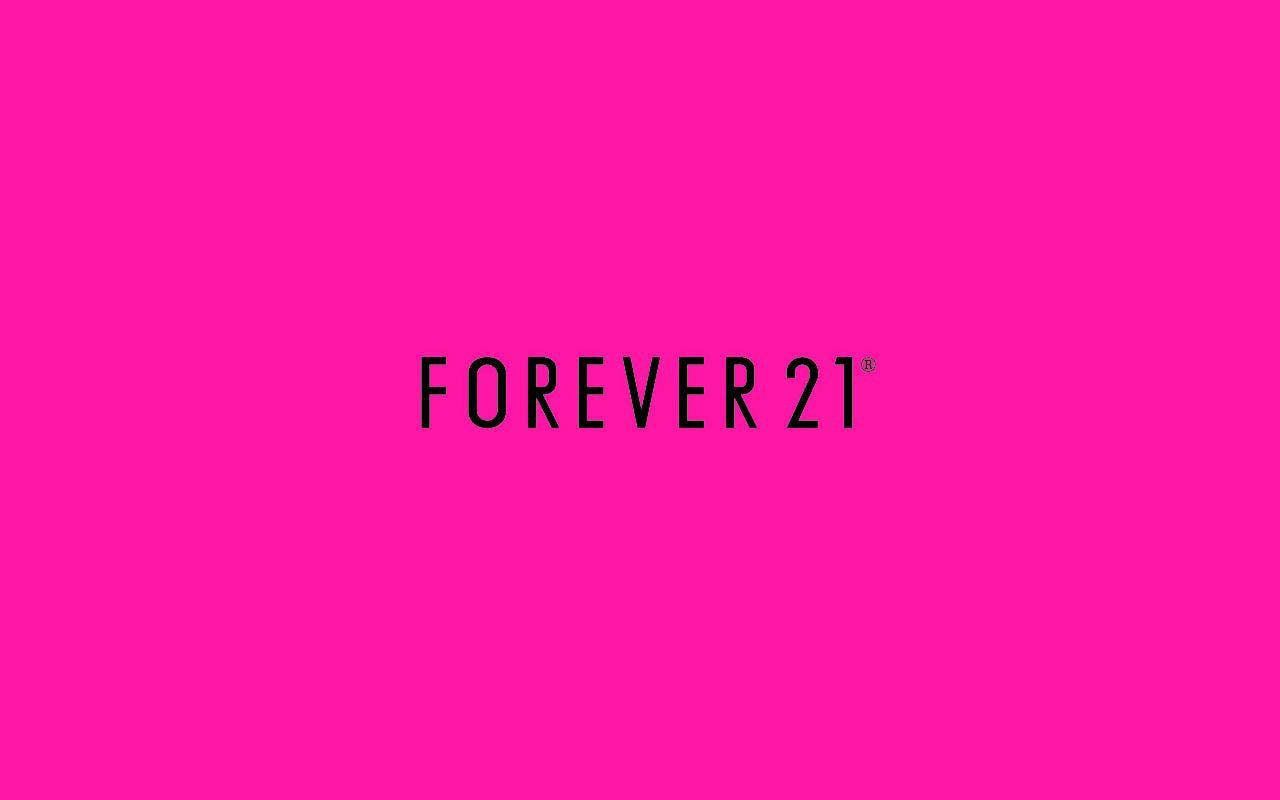 永遠21 桌布 壁紙 — 大膽黑色Forever 21標誌居中於鮮豔的熱粉紅色背景上。