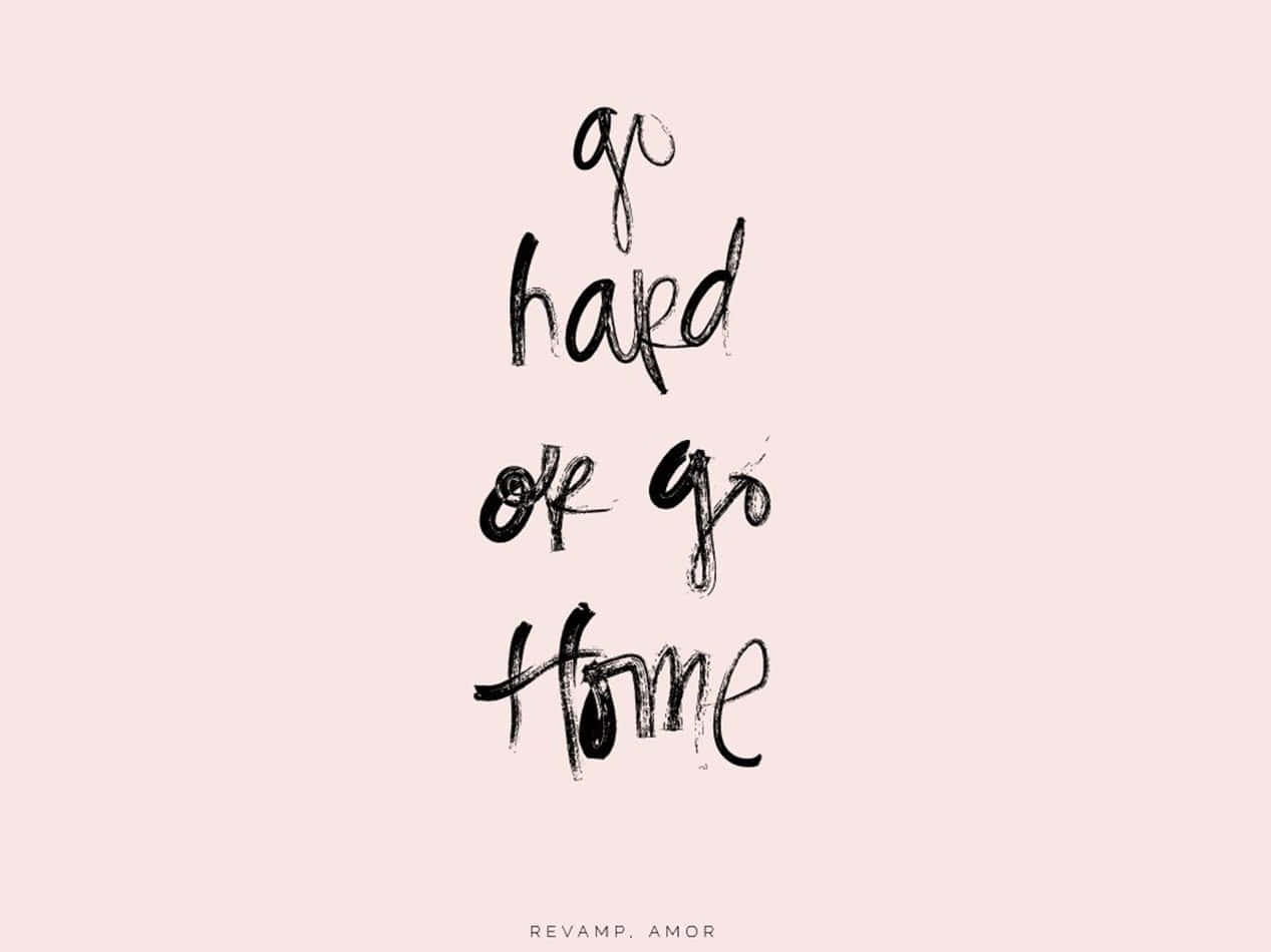 語錄 桌布 壁紙 — 大膽黑色刷字體在柔和粉紅背景上拼出「go hard or go home」。