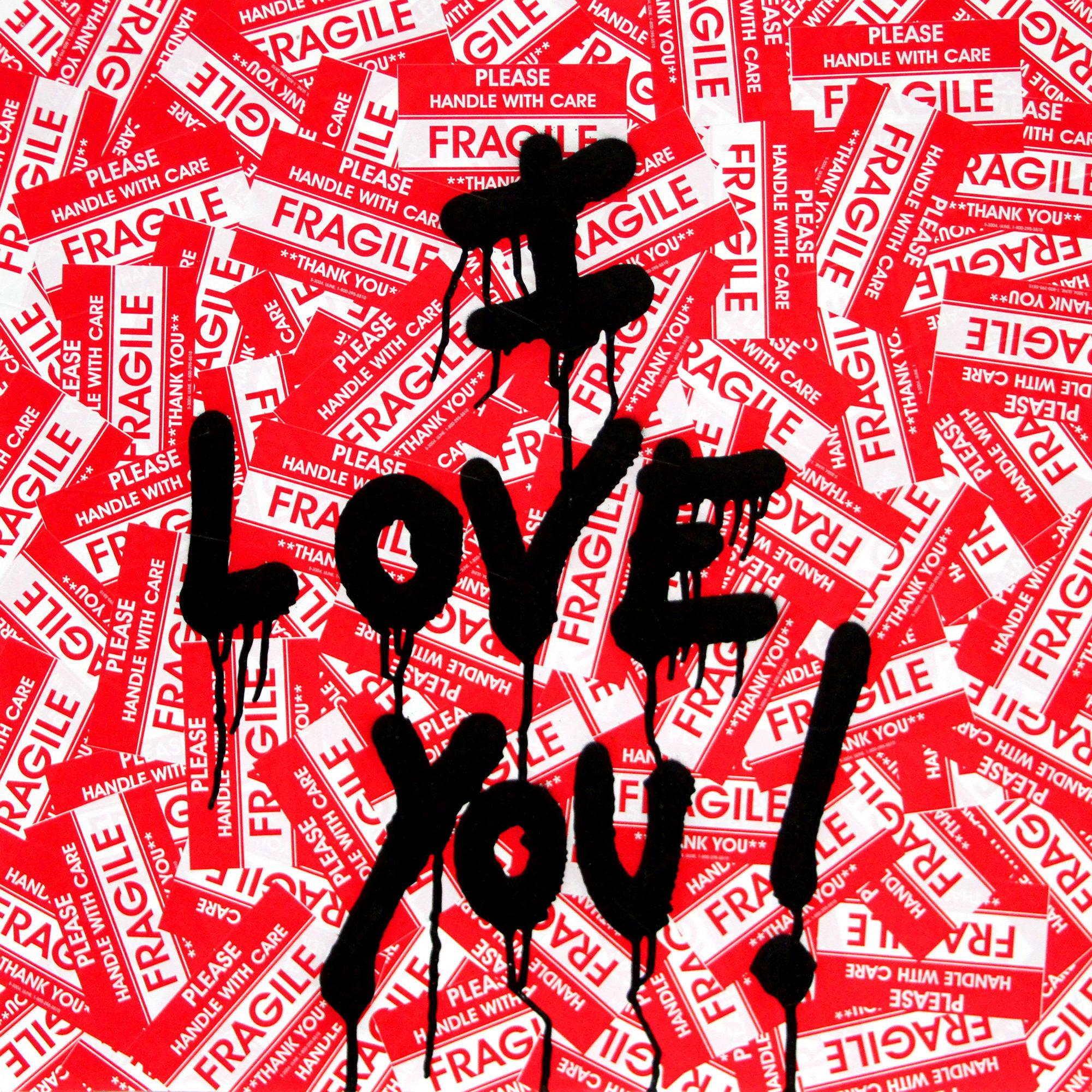 我愛你 桌布 壁紙 — 大膽黑色塗鴉風格「LOVE YOU！」滴落在混亂的紅色和白色「FRAGILE」標籤背景上。