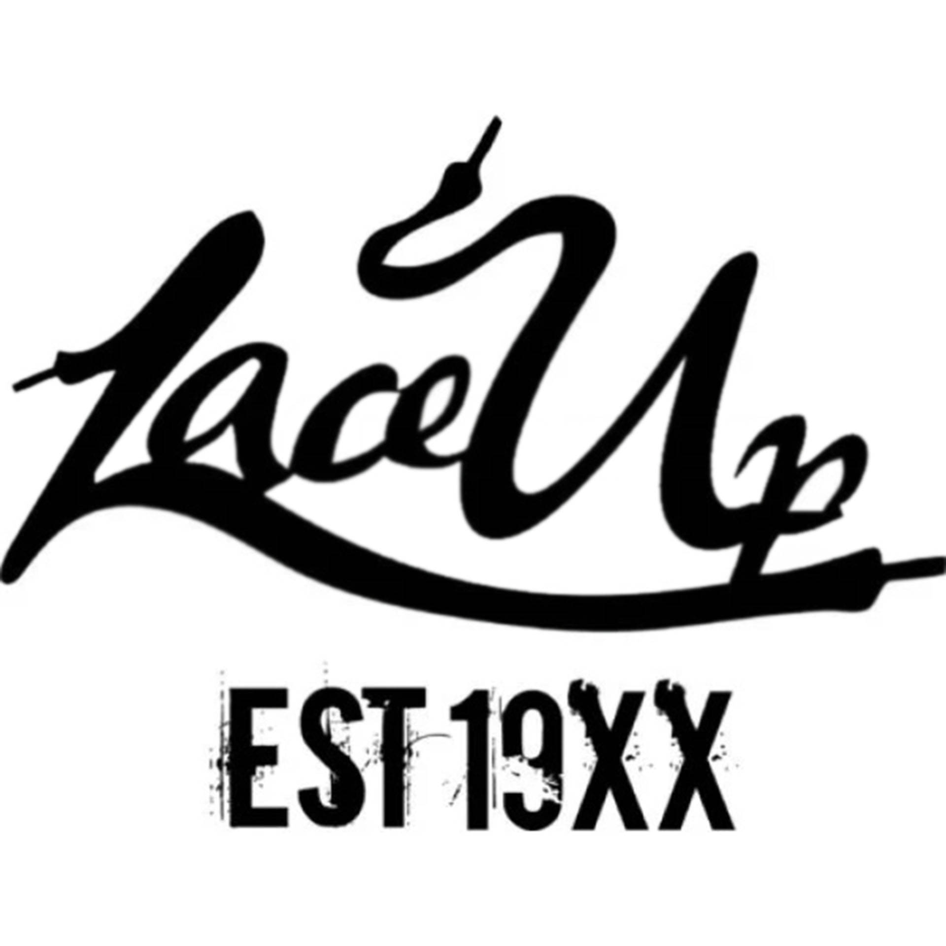 Lace 桌布 壁紙 — 大膽黑色塗鴉風格文字寫著「Lace Up」，鞋帶形成「U」字，下方「EST 19XX」以破舊粗體字呈現於白色背景上。