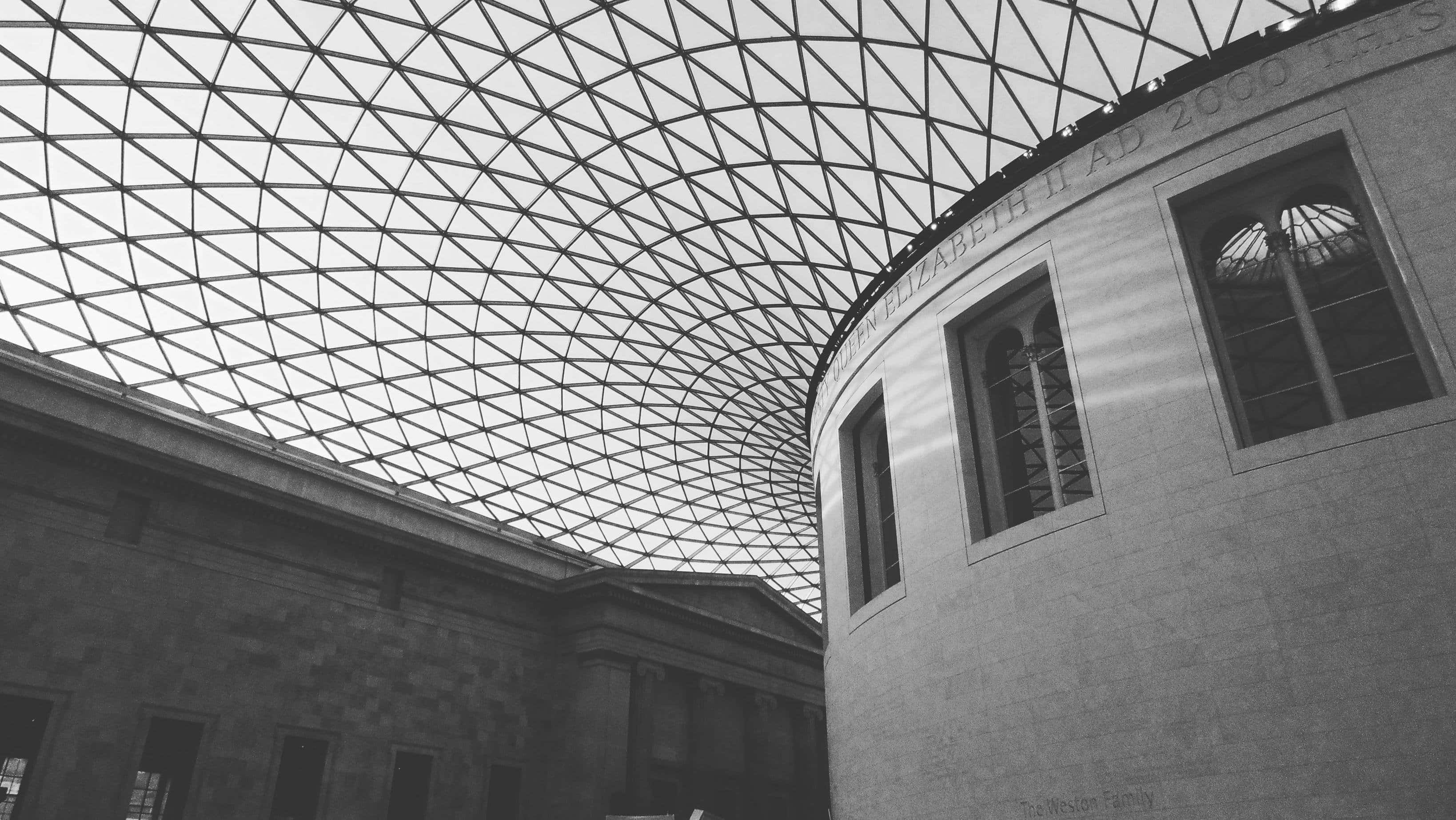 Museums 桌布 壁紙 — 大英博物館大中庭玻璃和鋼屋頂的單色低角度視圖。