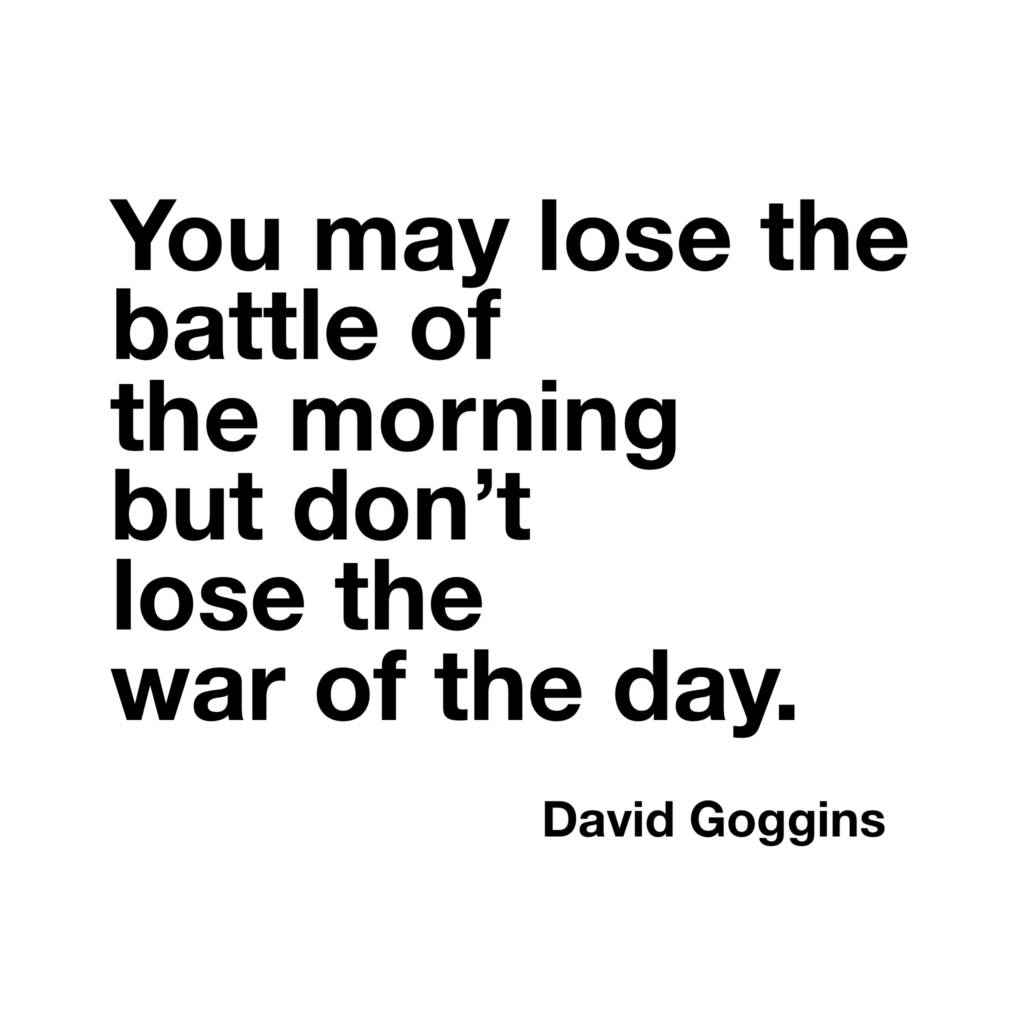 大衛·戈金斯（David Goggins）的勵志名言，白色背景上粗體黑色文字。 — 勵志動圖 壁紙