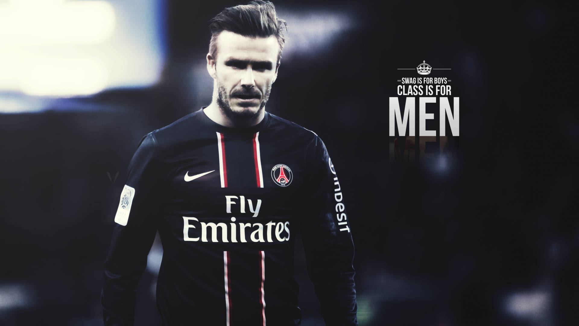 David Beckham 桌布 壁紙 — 大衛貝克漢身穿巴黎聖日耳曼球衣，在模糊的球場背景下，加上粗體文字疊加，凝視前方。