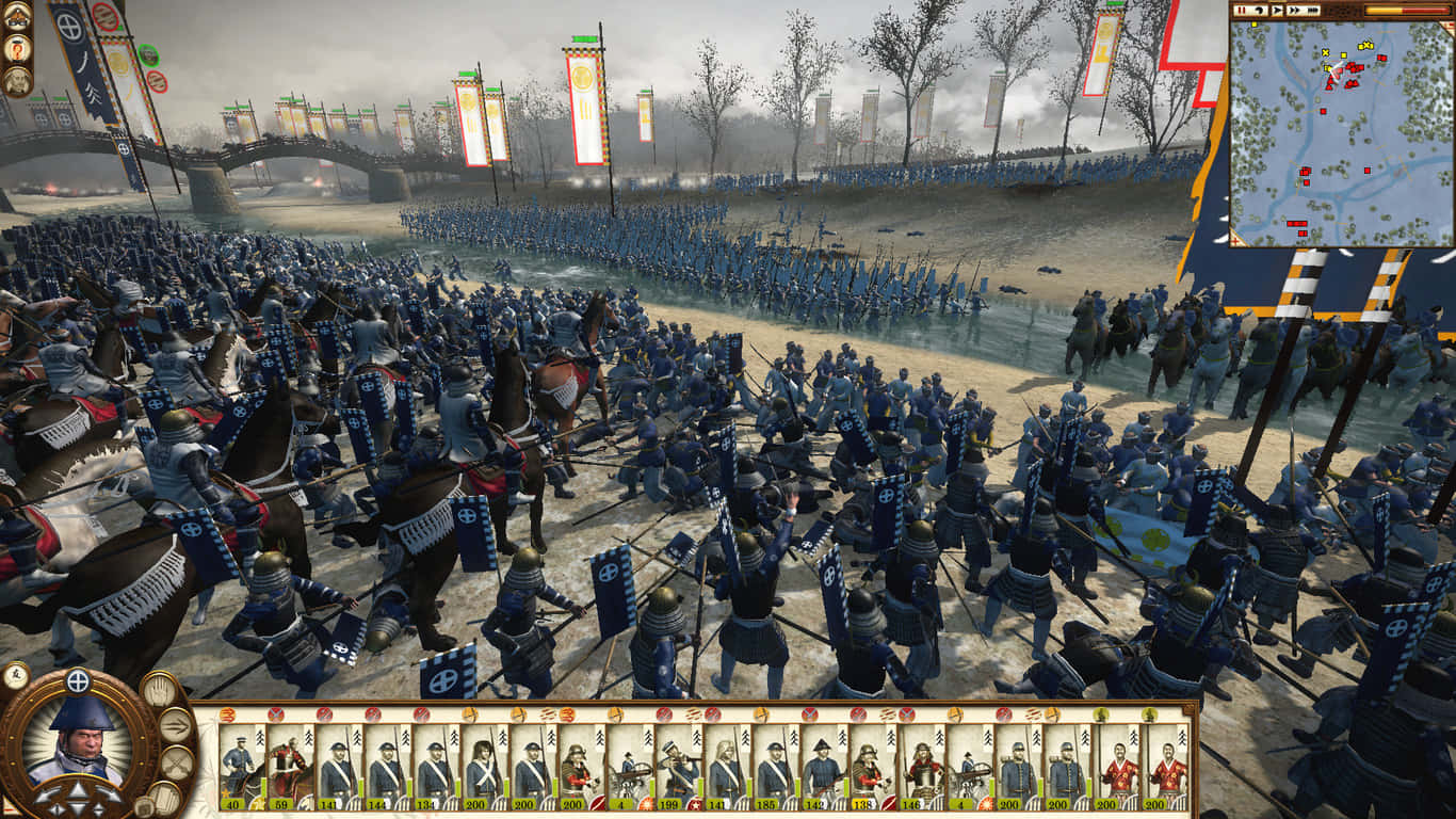 shogun 2 total war 桌布 壁紙 — 大規模武士軍團在陰天泥濘戰場上衝突，遠方有旗幟和石橋。