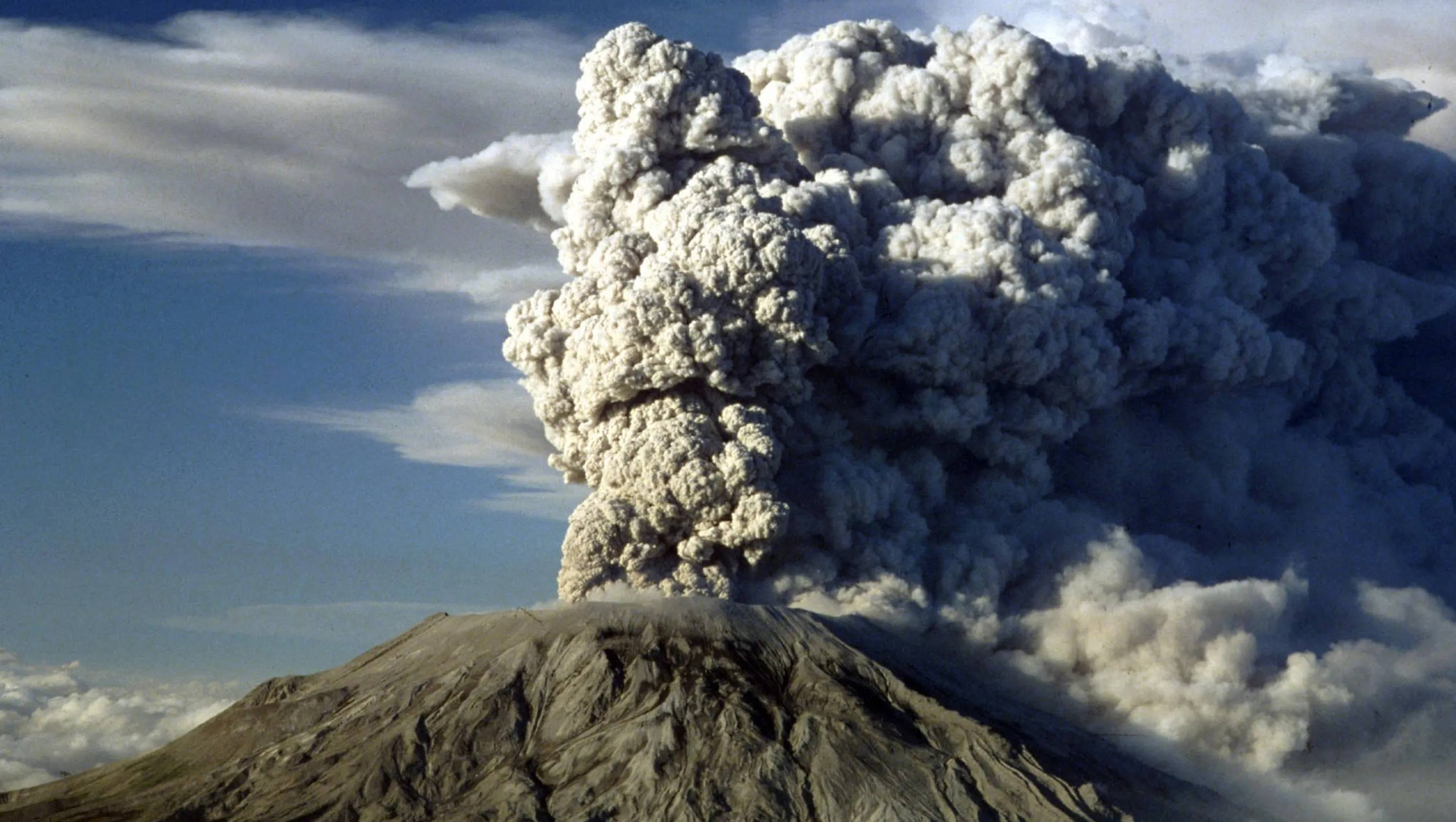 自然 桌布 壁紙 — 大規模火山爆發將高聳的灰燼和煙霧柱噴向部分多雲的藍天。