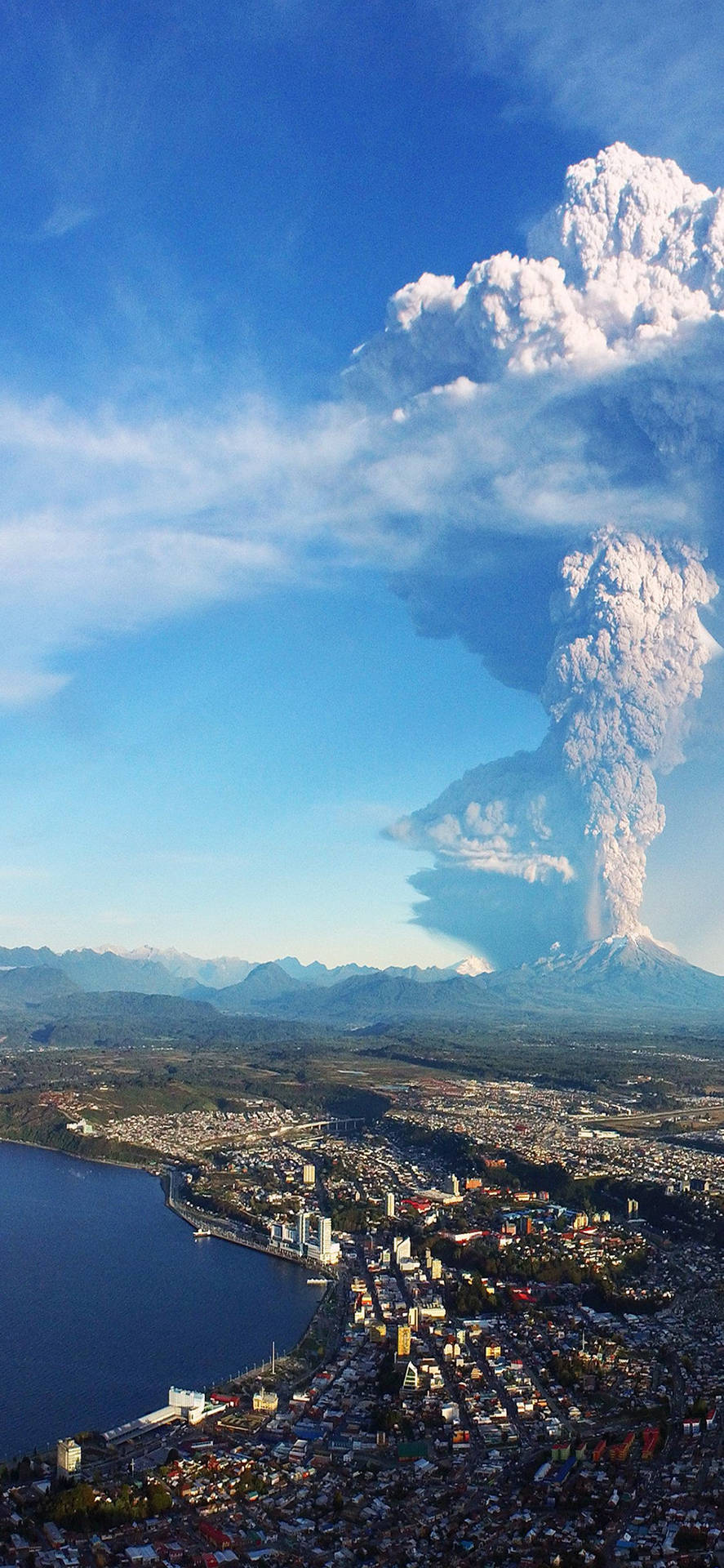 火山爆發，灰雲籠罩沿海城市和湖泊