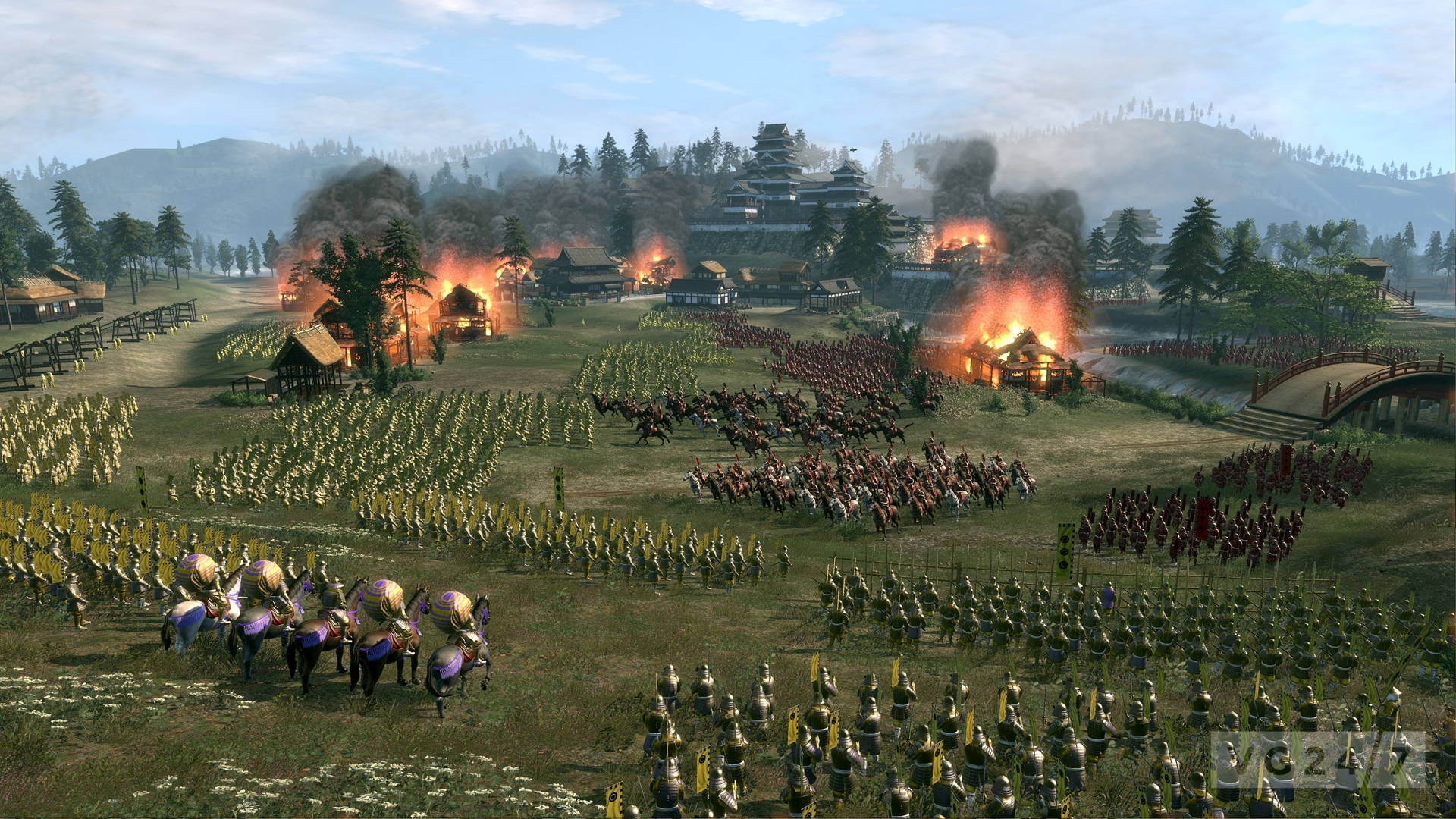 shogun 2 total war 桌布 壁紙 — 大軍在熾熱的中世紀戰場上衝突，燃燒的村莊和遠處的城堡在朦朧的天空下。