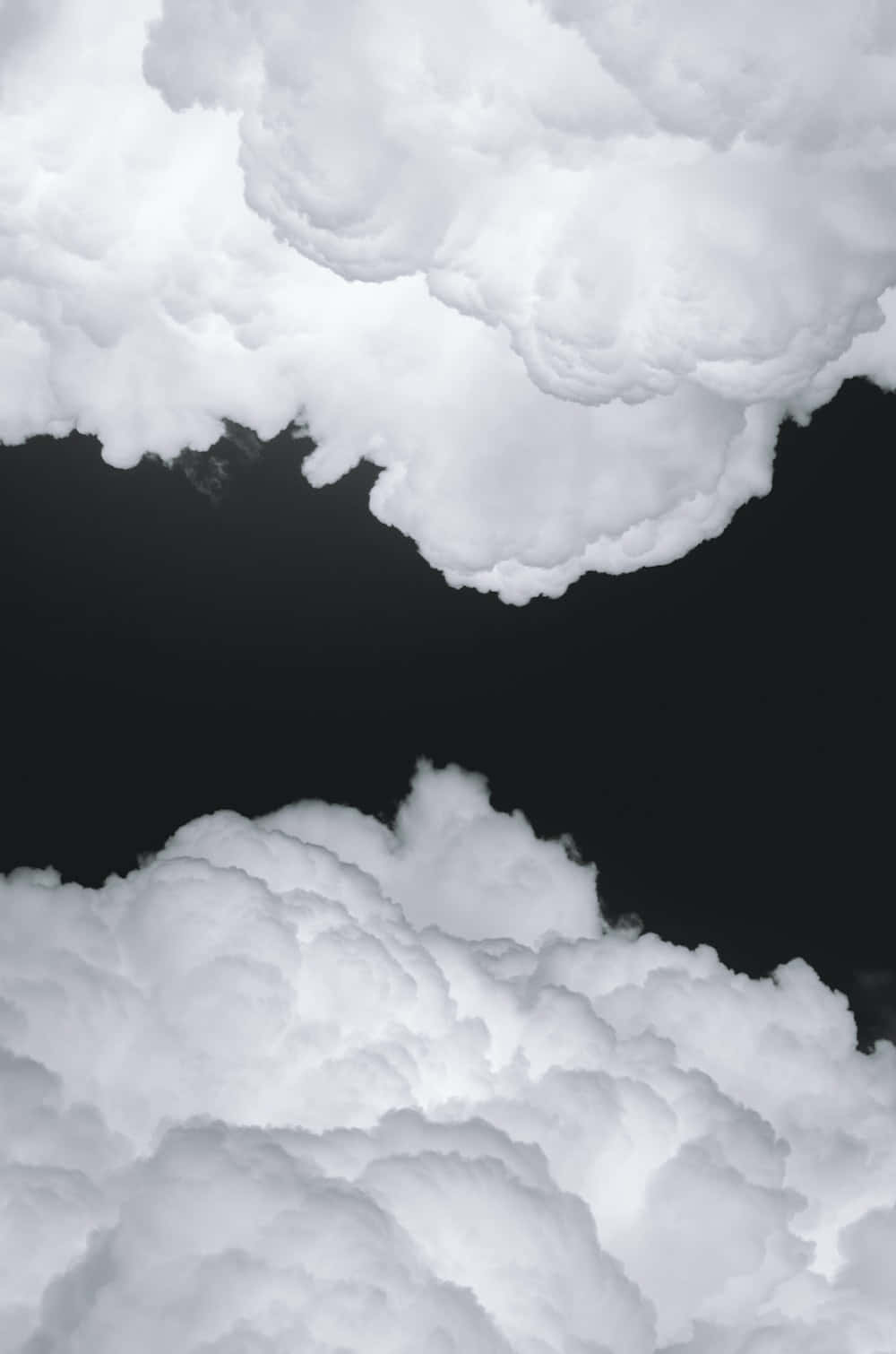 黑白美學動圖 桌布 壁紙 — 大量白色雲朵漂浮在漆黑的天空中，營造出高對比度的戲劇性場景。