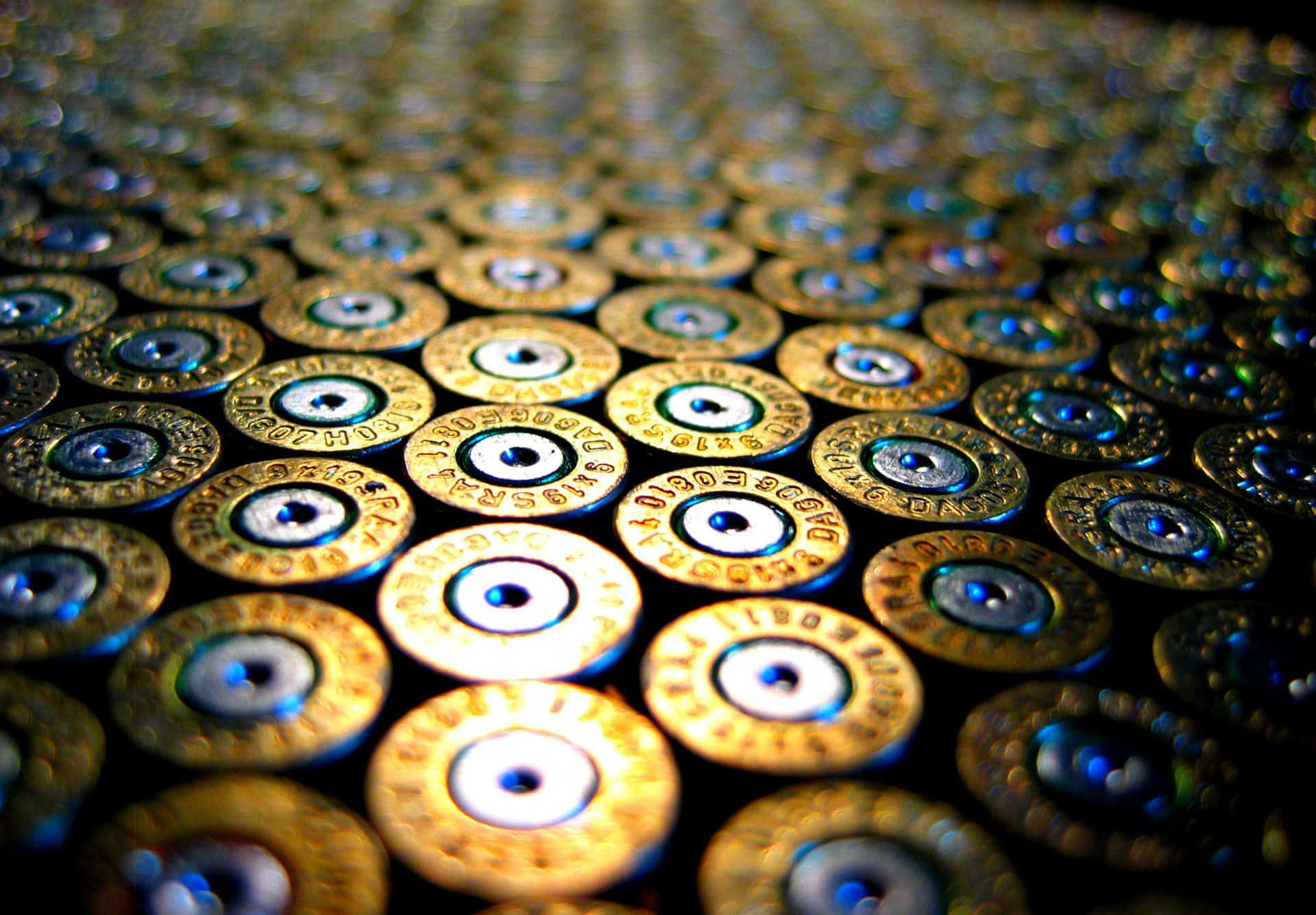 bullet 桌布 壁紙 — 大量黃銅子彈殼的特寫，以淺景深排列，帶有溫暖燈光和藍色高光。