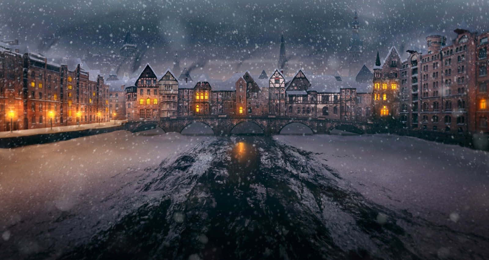 Old Winter 桌布 壁紙 — 大雪覆蓋著一個歷史悠久的歐洲河畔小鎮的夜晚，溫暖的窗戶和石橋閃爍著光芒。