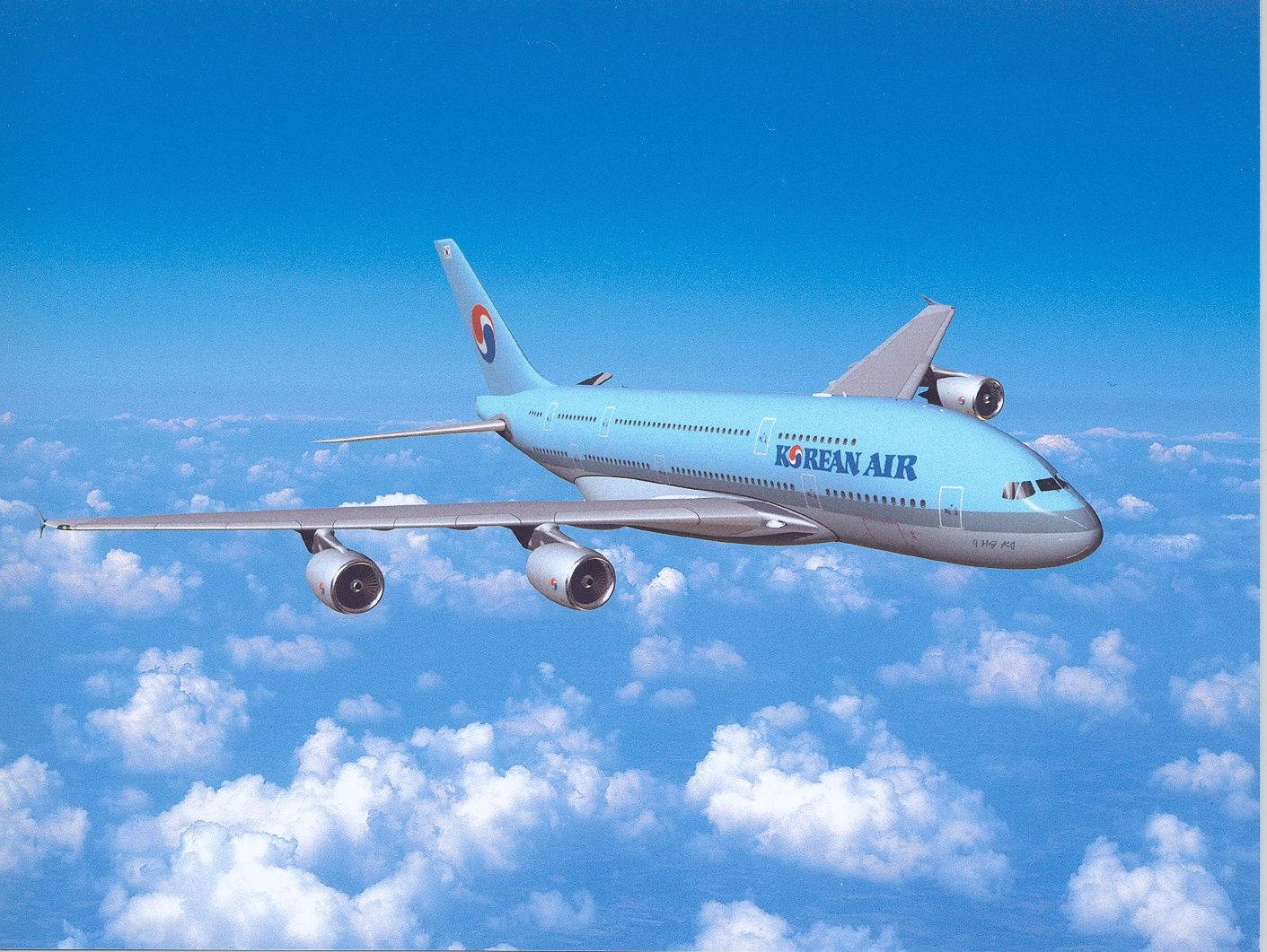 飛機 桌布 壁紙 — 大韓航空的珍寶客機在湛藍天空下，優雅地翱翔於蓬鬆的白雲之上。