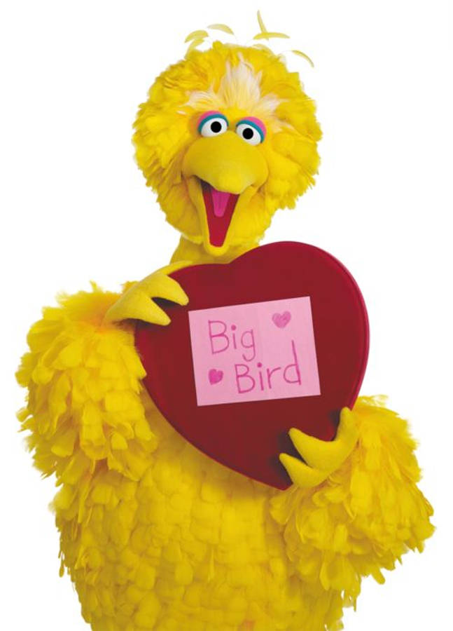 Big Bird 桌布 壁紙 — 大鳥拿著一個寫有他名字的紅色心形，背景是純白色。