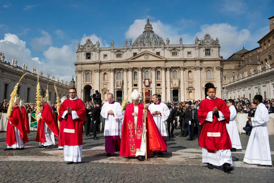 Rome 桌布 壁紙 — 天主教神職人員身穿紅白祭袍，在明亮的藍天下，莊嚴地穿過大教堂前的聖伯多祿廣場。