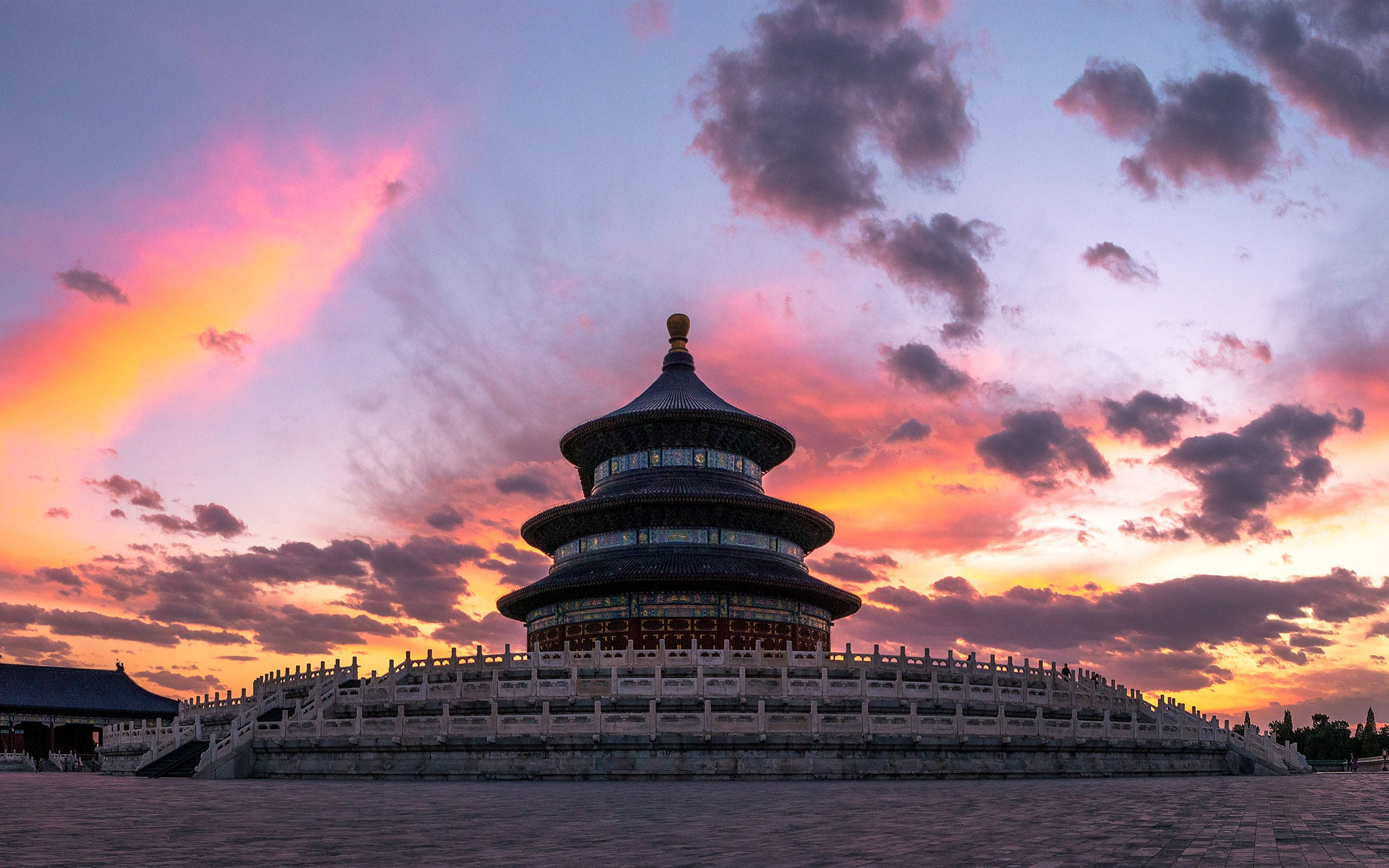 Beijing 桌布 壁紙 — 天壇在充滿活力的日落天空下巍然聳立，天空被粉紅色、橙色和紫色的雲彩染成一片。